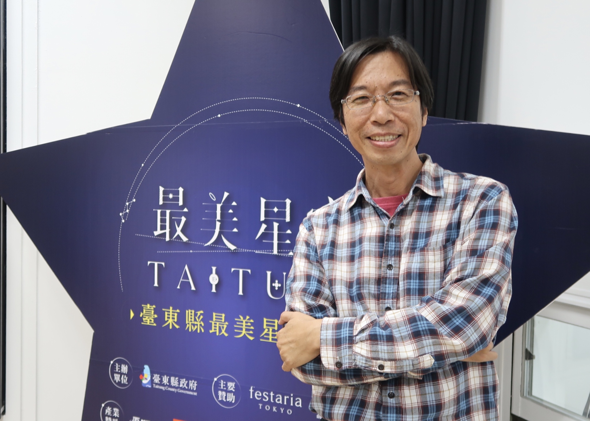 天文學博士李昫岱以「屋頂上的天文學家」自居，深入走訪台東星空風景。