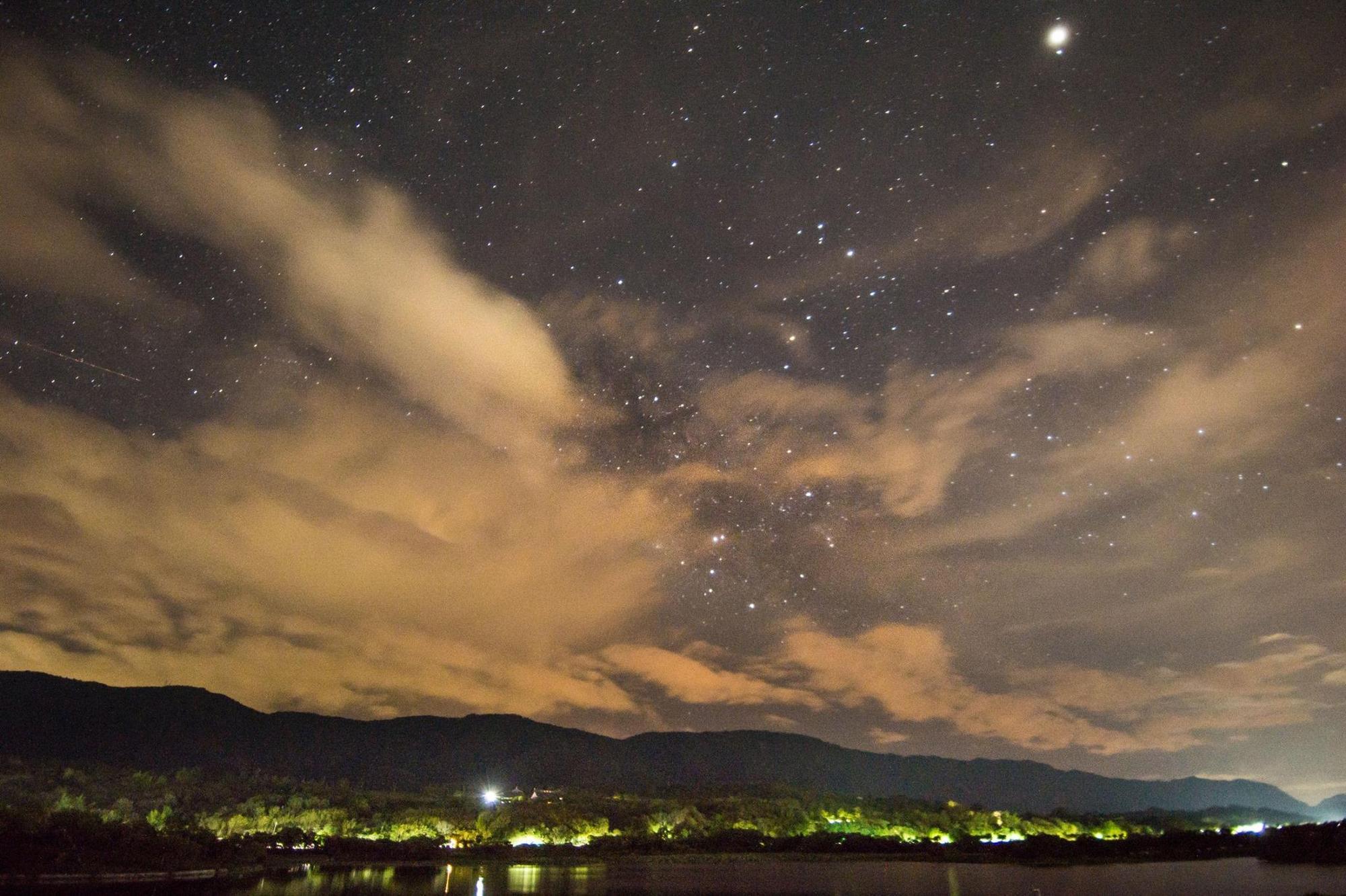 入夜，大坡池繁星閃爍，水鏡投射出銀河倒影。（台東縣政府提供）