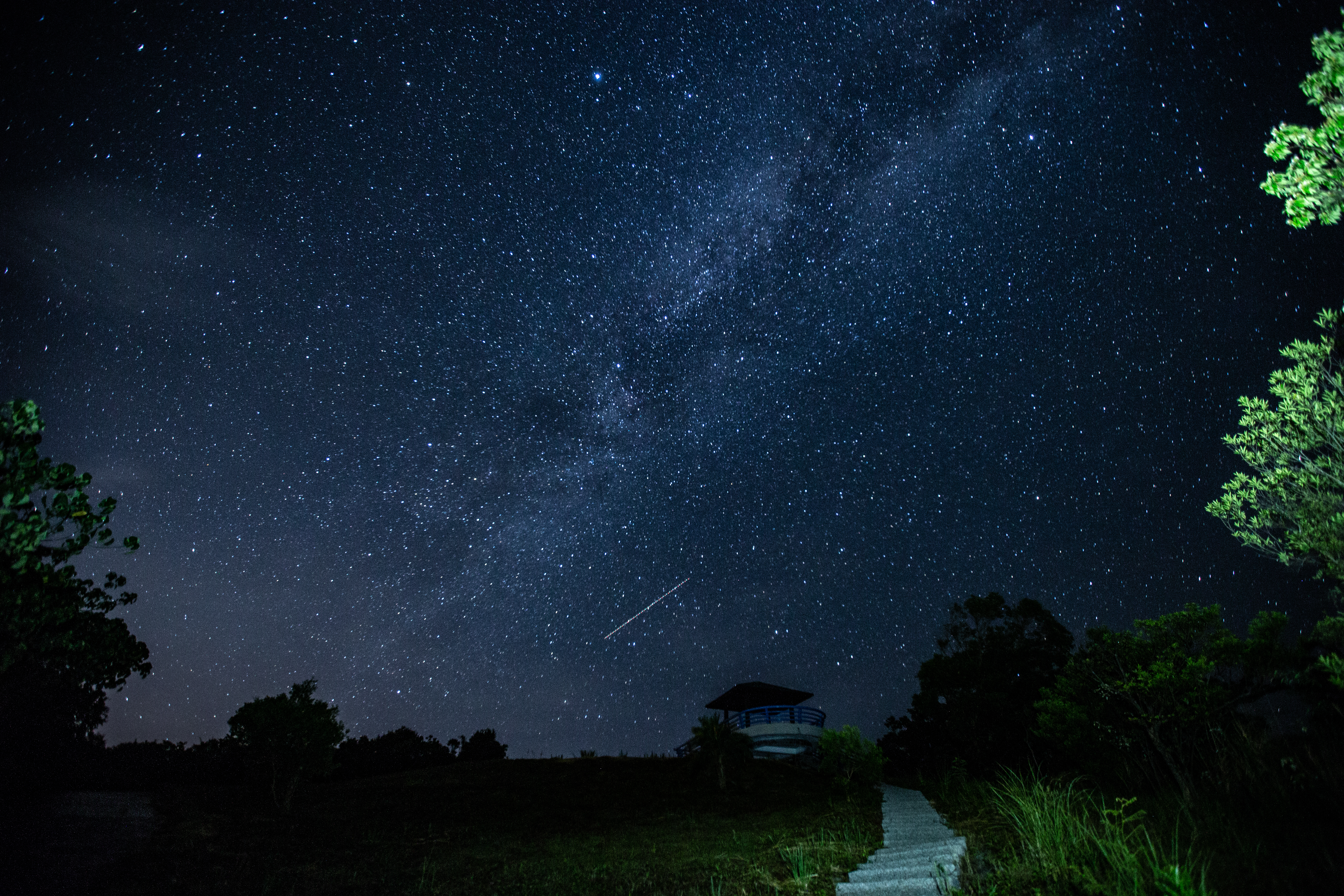 星空下的南田觀景台，彷彿聽得到流星飛逝的聲音。（台東縣政府提供）