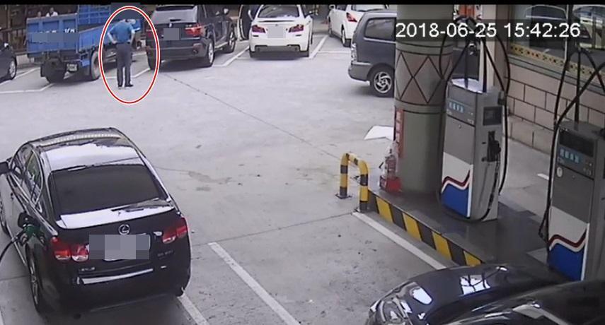 巨陞公司董座陳宏育(紅圈處)下車透氣等老婆,神情自若。(翻攝畫面)