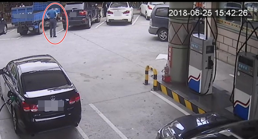 巨陞公司董座陳宏育（紅圈處）下車透氣等老婆，神情自若。（翻攝畫面）