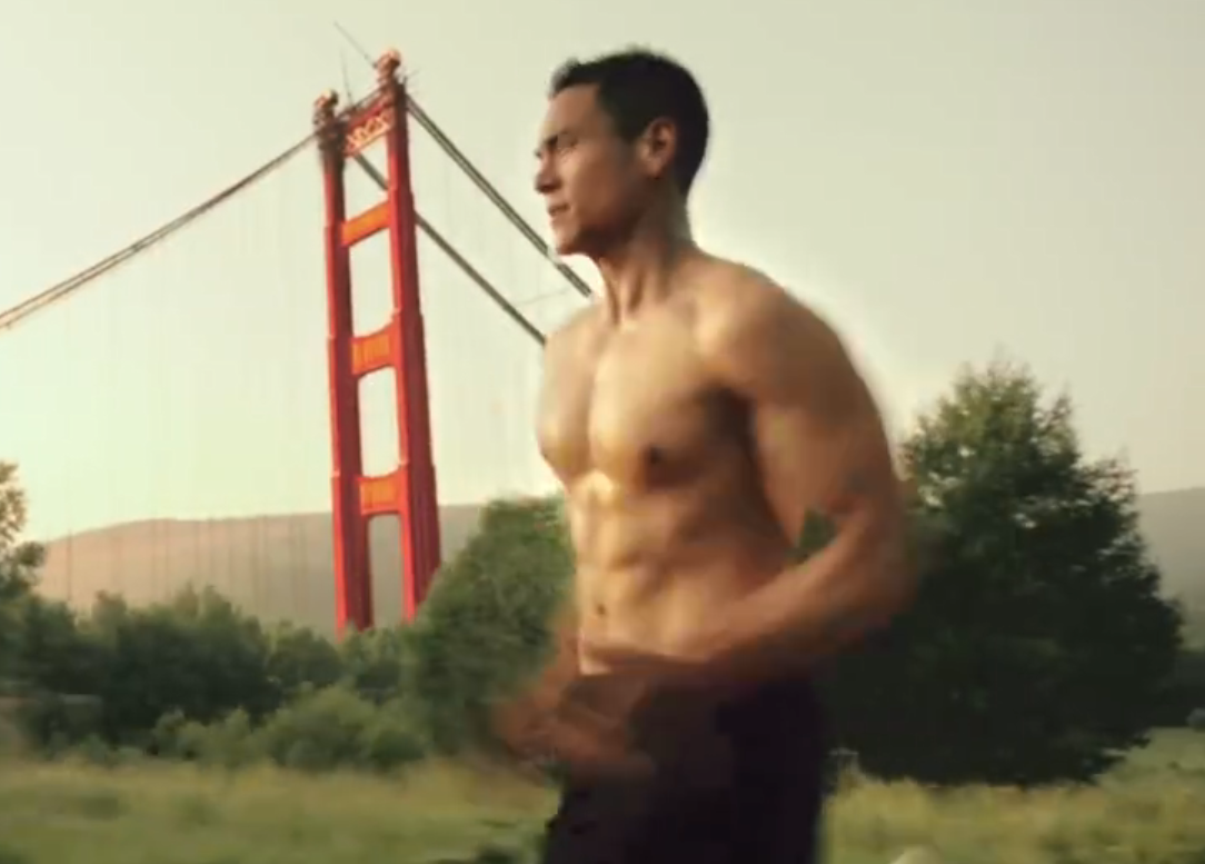 彭于晏光著上半身練跑，展現好身材。（翻攝自《邪不壓正》預告片）