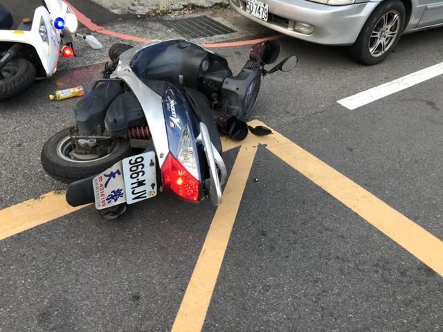 陳男逃逸時摔車，棄車逃逸仍被捕。（警方提供）