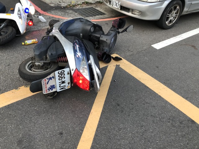 陳男逃逸時摔車，棄車逃逸仍被捕。（警方提供）