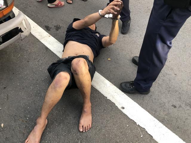 男子被警方逮捕壓制在地。（警方提供）