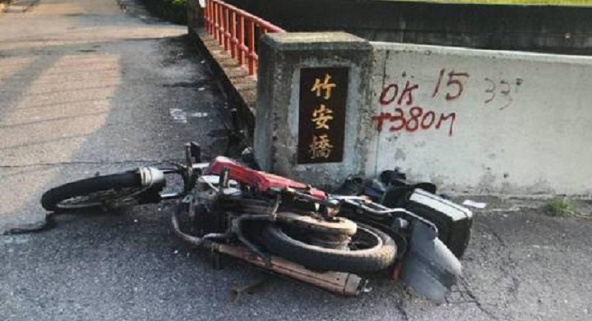 機車騎士被撞彈飛到10公尺深大排水圳(警方提供)
