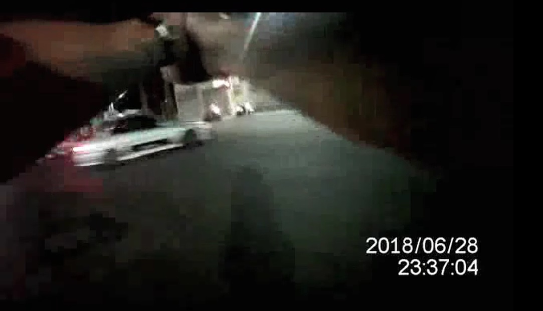 鄭姓員警見所長遭拖行，連忙開槍。（翻攝畫面）