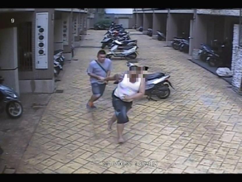 余員與柯嫌在他住處外追逐、扭打，最後噴灑辣椒水將他制伏。（警方提供）