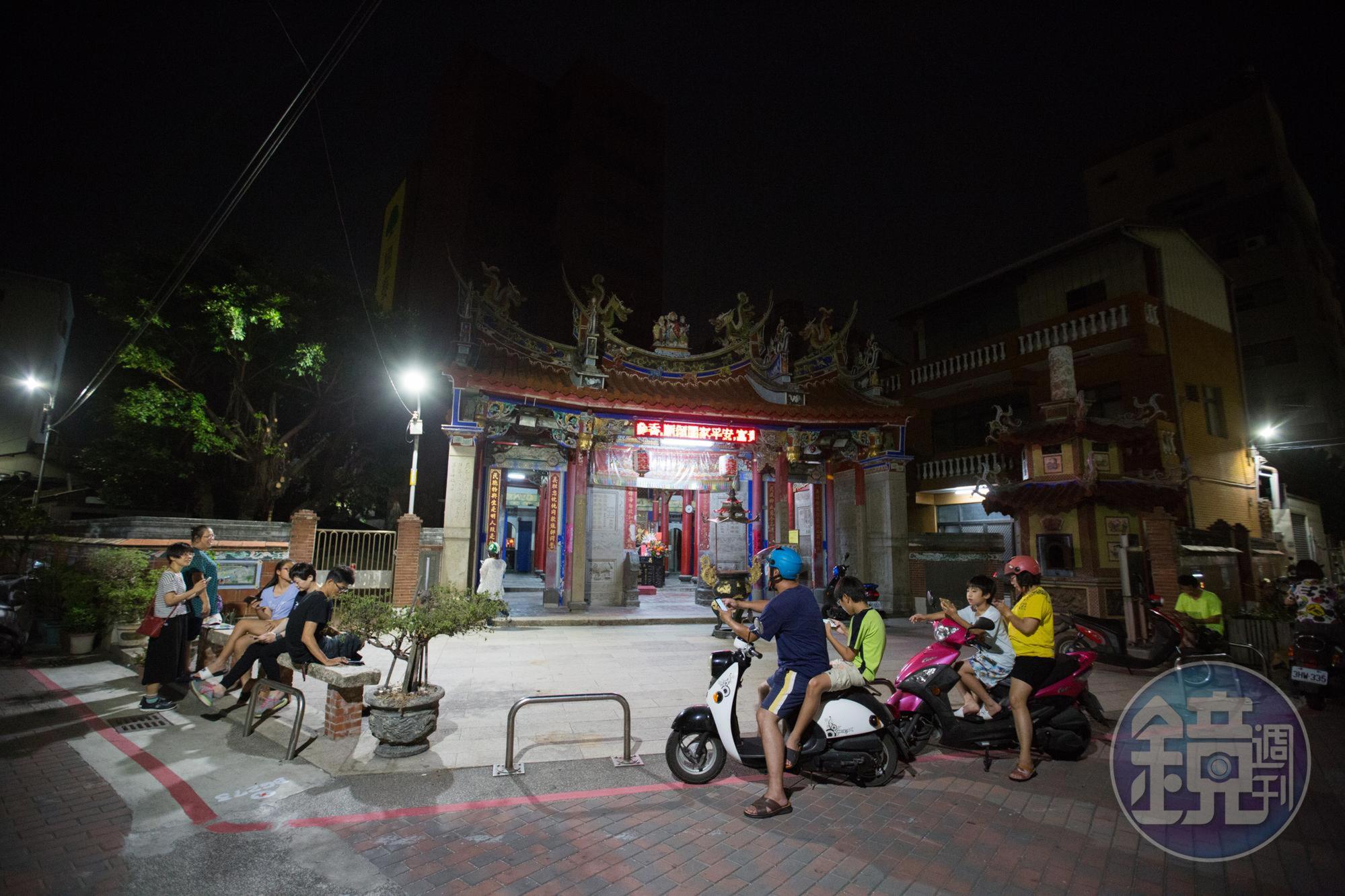 入夜後，因氣溫降低，上班上學的人們也有空了，參與頭目戰與抓寶的人潮逐漸湧現。