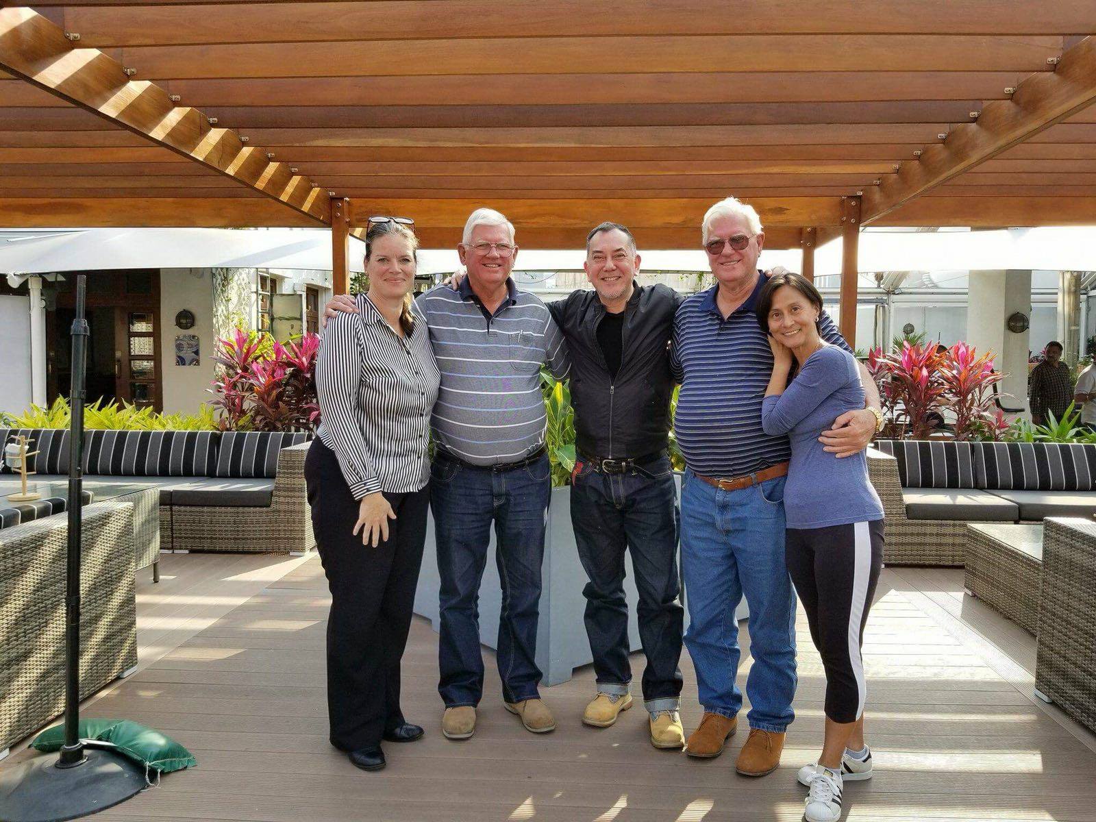 黃秋生（右3）透過BBC找到失散多年的家人，與2位雙胞胎哥哥合照。（翻攝自黃秋生臉書）