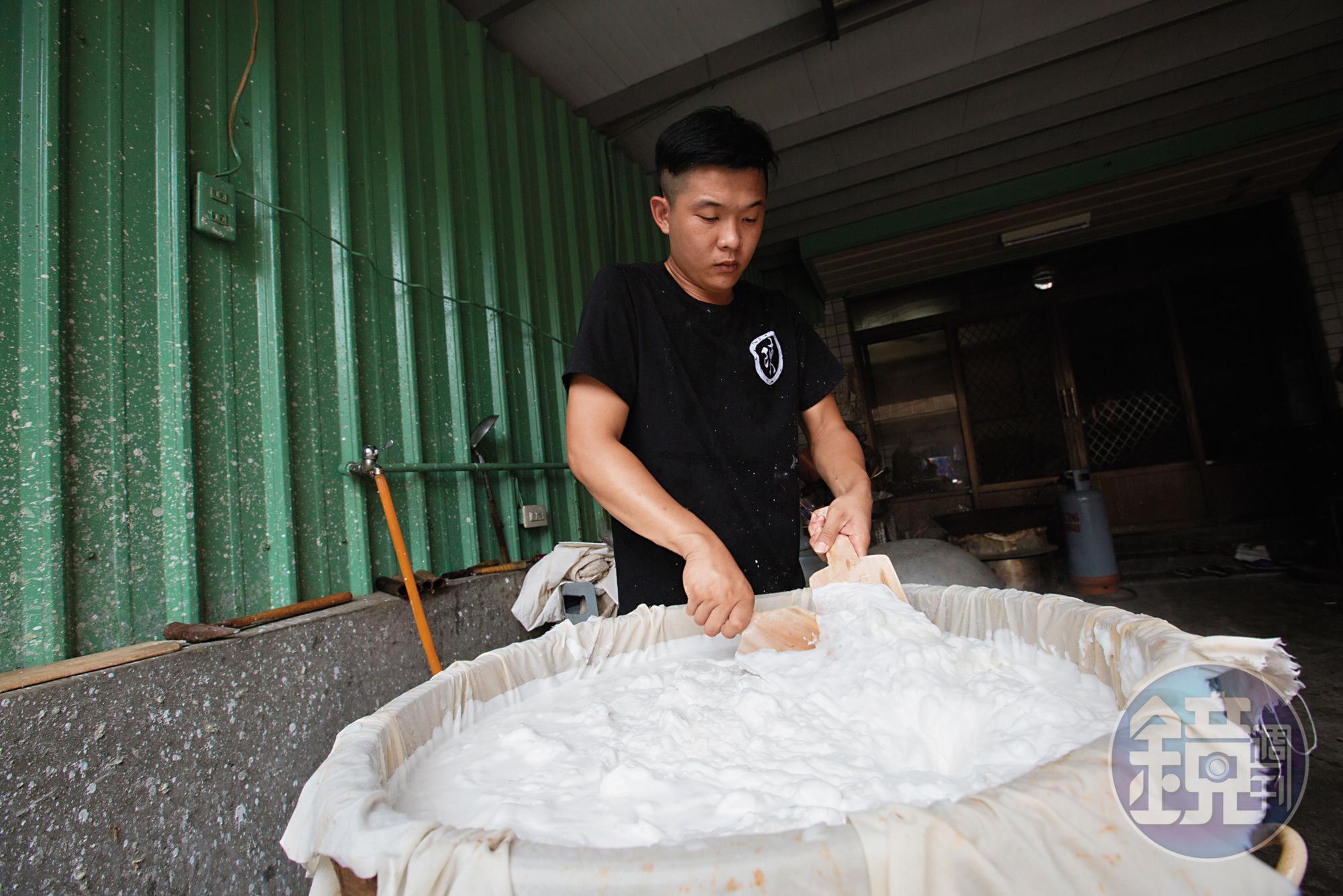 做粿是一門吃力的工作,陳信宏從國小開始幫忙,父子一起負責後場製作,母親和姑姑在前場販賣。