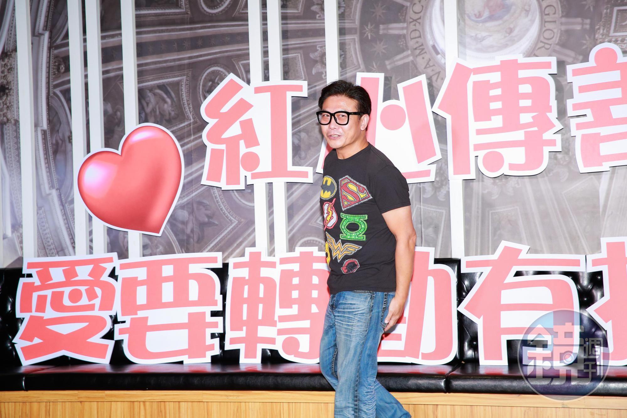 55歲的錢小豪保養得超好，不僅身材沒走樣，連樣子看起來都與44歲的陳奕迅有點像。