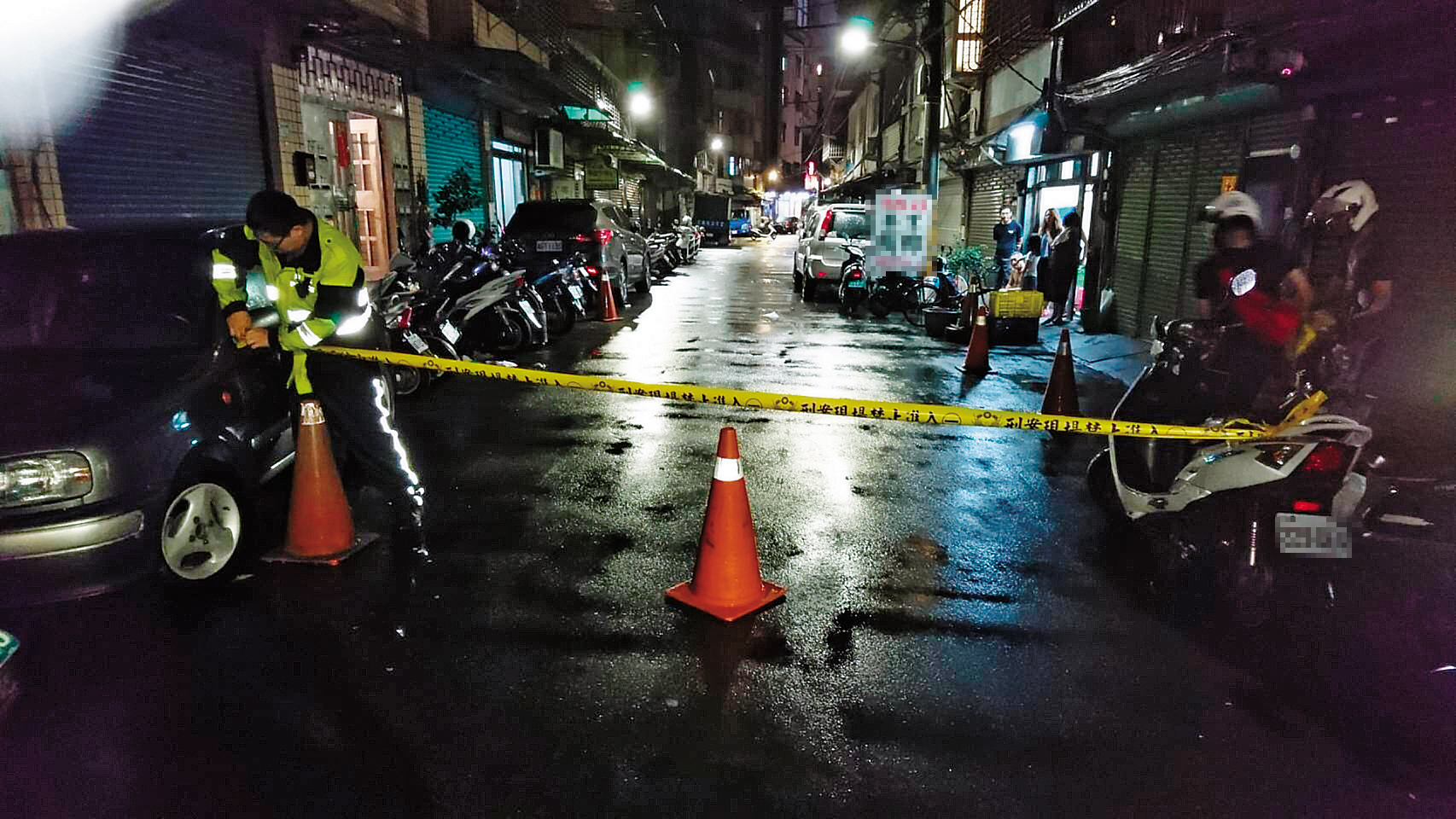 國中小情侶儘管在父母同意交往下，仍相擁跳樓殉情。（翻攝畫面）