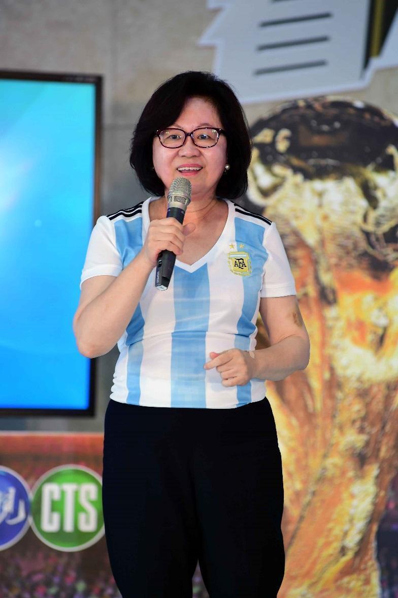 華視董事長陳郁秀穿上阿根廷球衣參與該台世足賽轉播記者會。（華視提供）