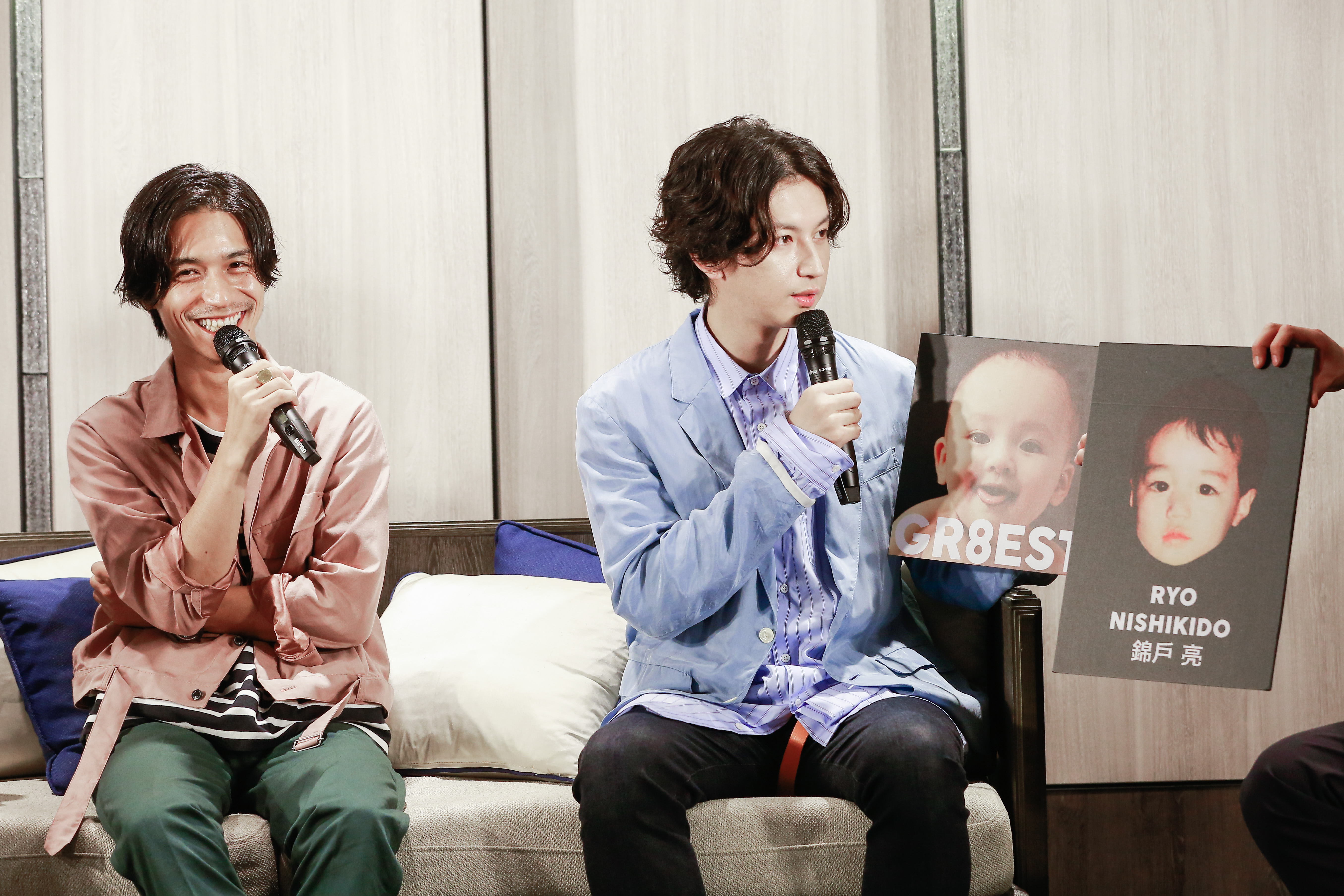 關8成員大倉忠義（右）拿著成員小時候照片，對照「GR8EST BABY」找相似處。