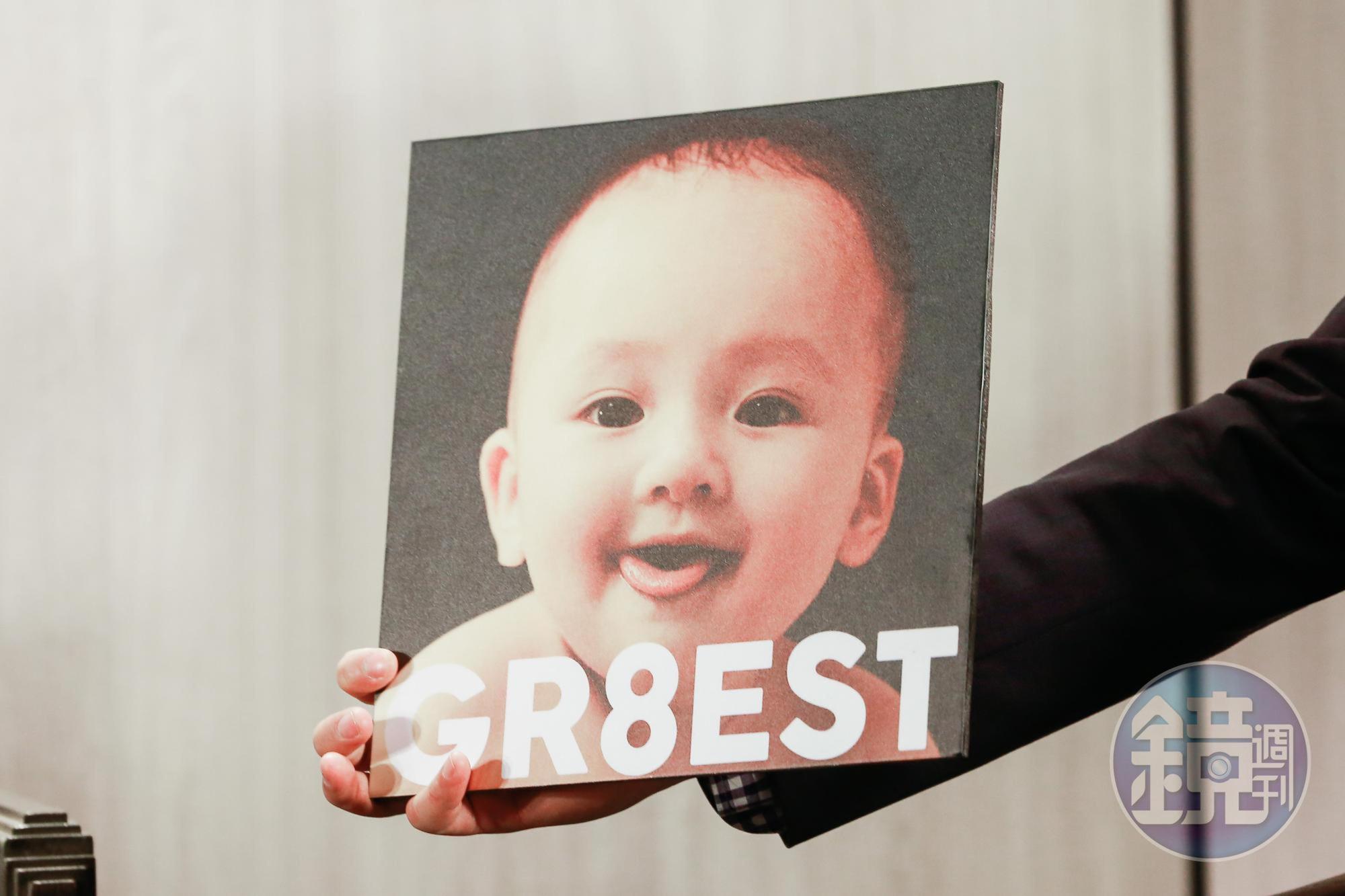 「GR8EST BABY」是根據關8成員們嬰兒時的照片，計算出五官平均值合成而成。