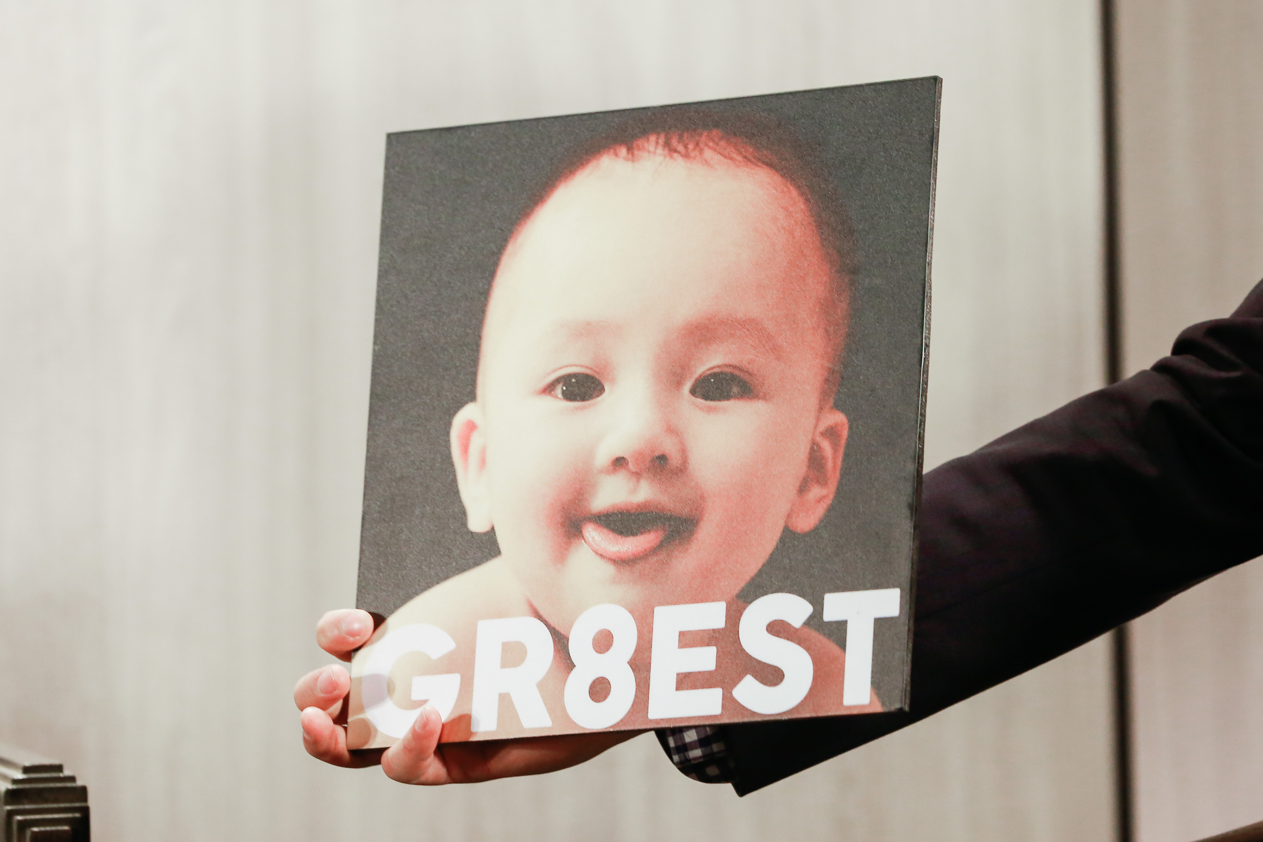 「GR8EST BABY」是根據關8成員們嬰兒時的照片，計算出五官平均值合成而成。