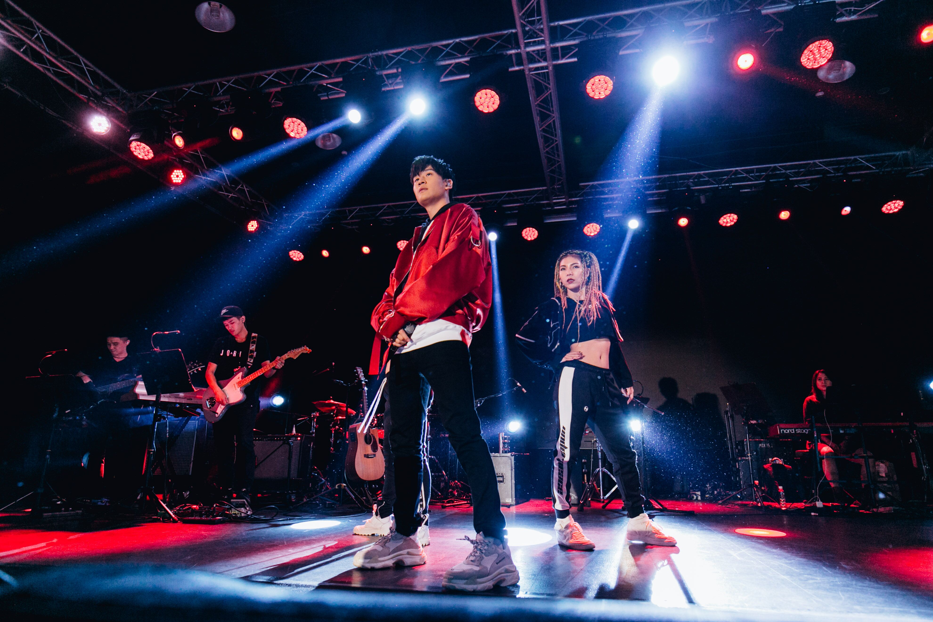 今年金曲售票演唱會請到草東沒有派對、周興哲等歌手演出，活動參與人數眾多。（台視提供）
