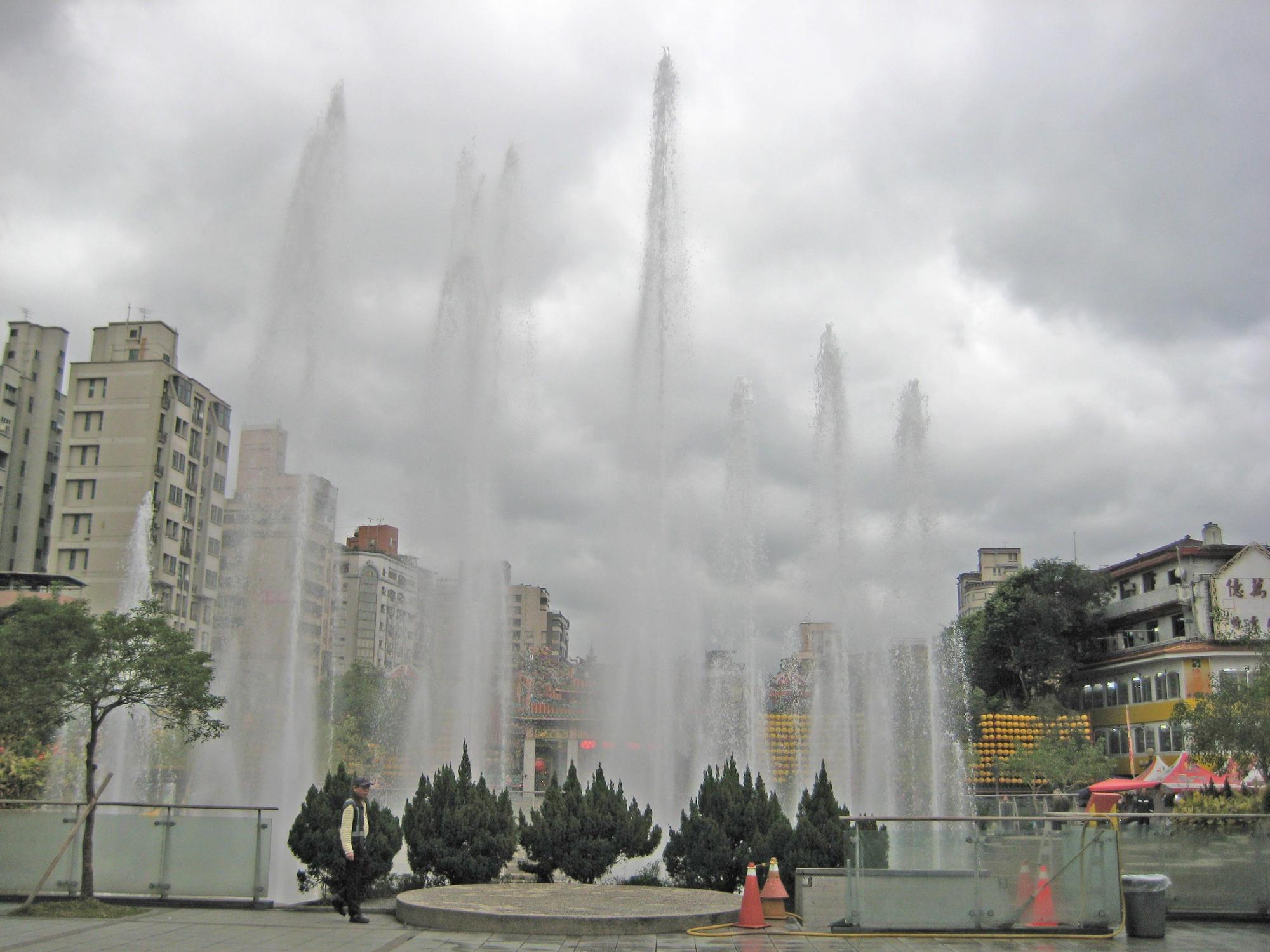 台北市萬華艋舺公園噴水質驚傳兇殺案,警方目前已取得公園監視器畫面。(翻攝畫面)