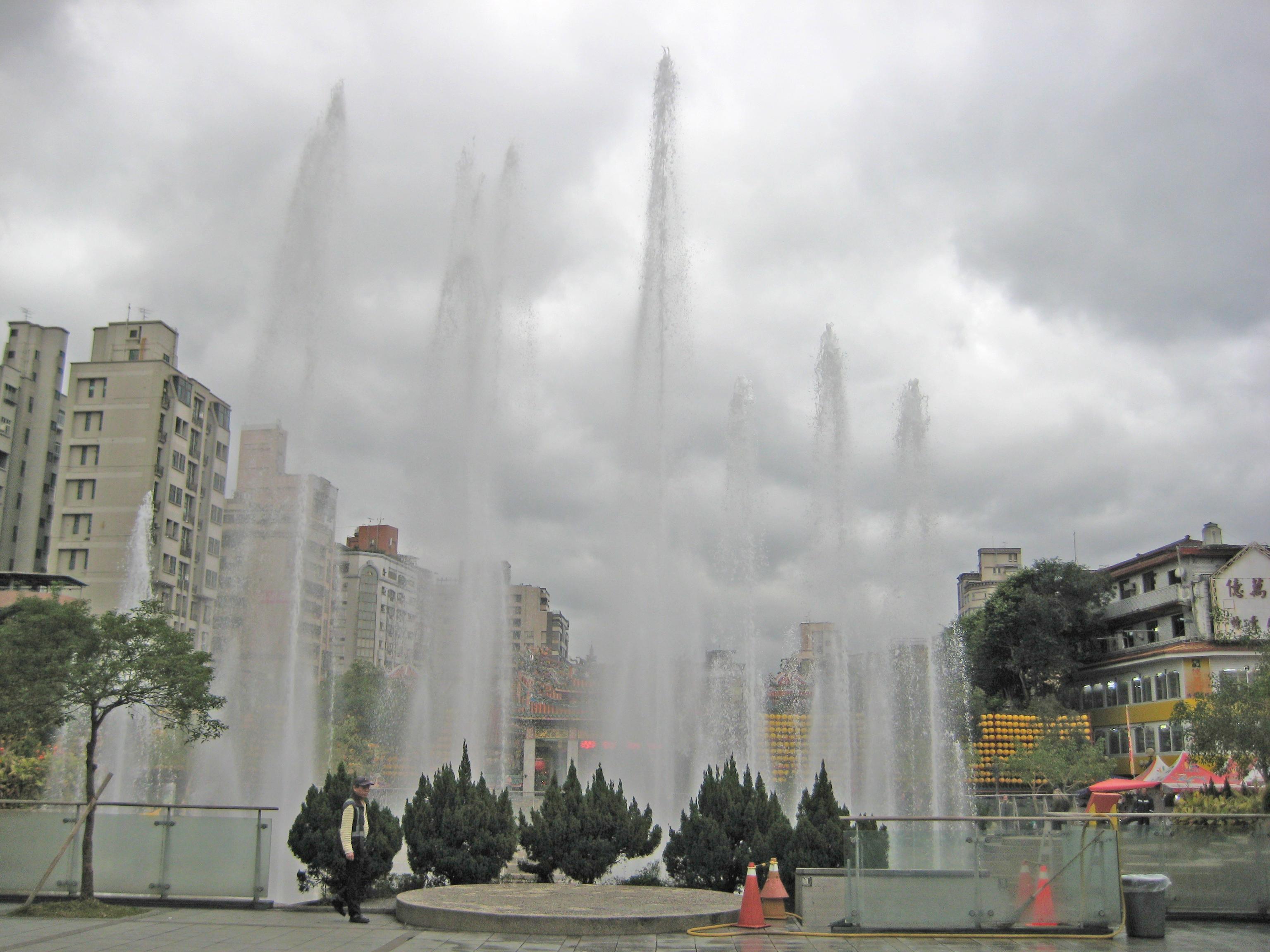 台北市萬華艋舺公園噴水質驚傳兇殺案，警方目前已取得公園監視器畫面。（翻攝畫面）