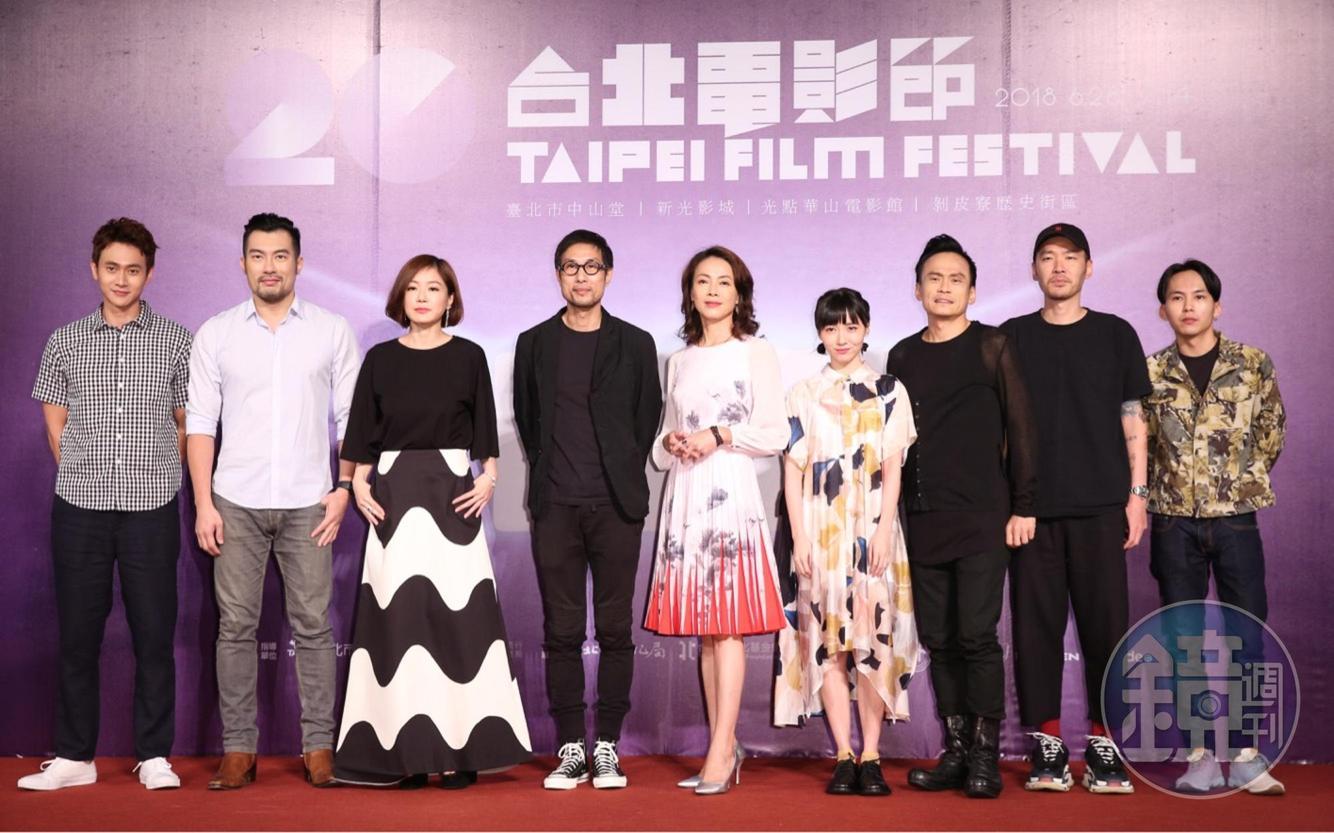 劉冠廷（左起）、邱隆杰、尹馨、導演黃榮昇、柯淑勤、饒星星、陳以文、張少懷、巫建和，雖然一起完成了《小美》，但演員彼此都不知道對方的戲份細節，在首映會上還是大家頭一次碰面。