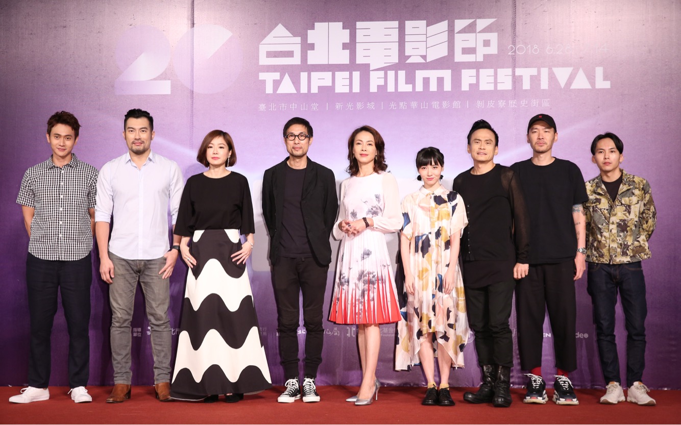 劉冠廷（左起）、邱隆杰、尹馨、導演黃榮昇、柯淑勤、饒星星、陳以文、張少懷、巫建和，雖然一起完成了《小美》，但演員彼此都不知道對方的戲份細節，在首映會上還是大家頭一次碰面。