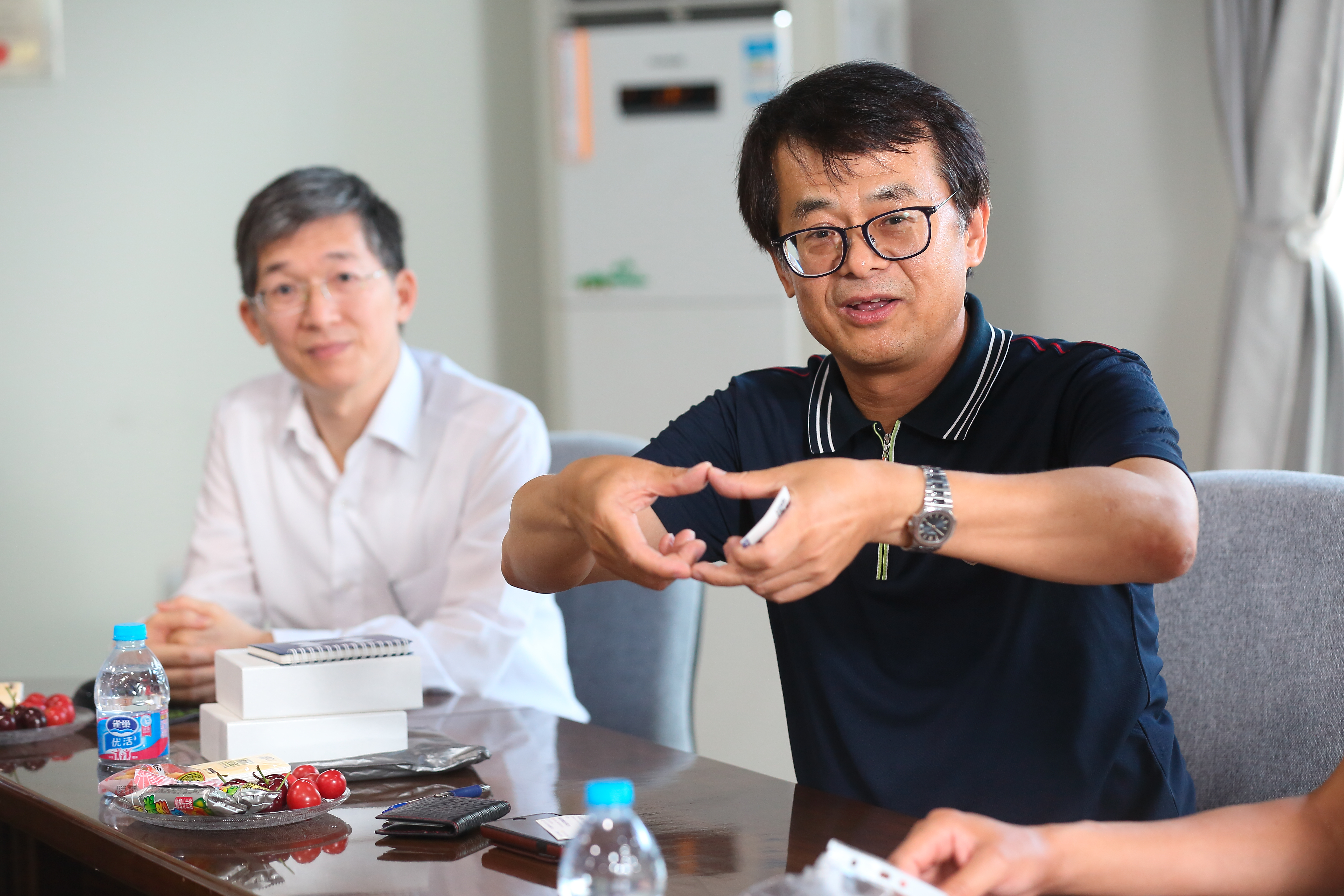 品管與業務出身的許振焜(右)善於溝通，回台掛牌上櫃前，對於法人提問，他都親自上陣說明。