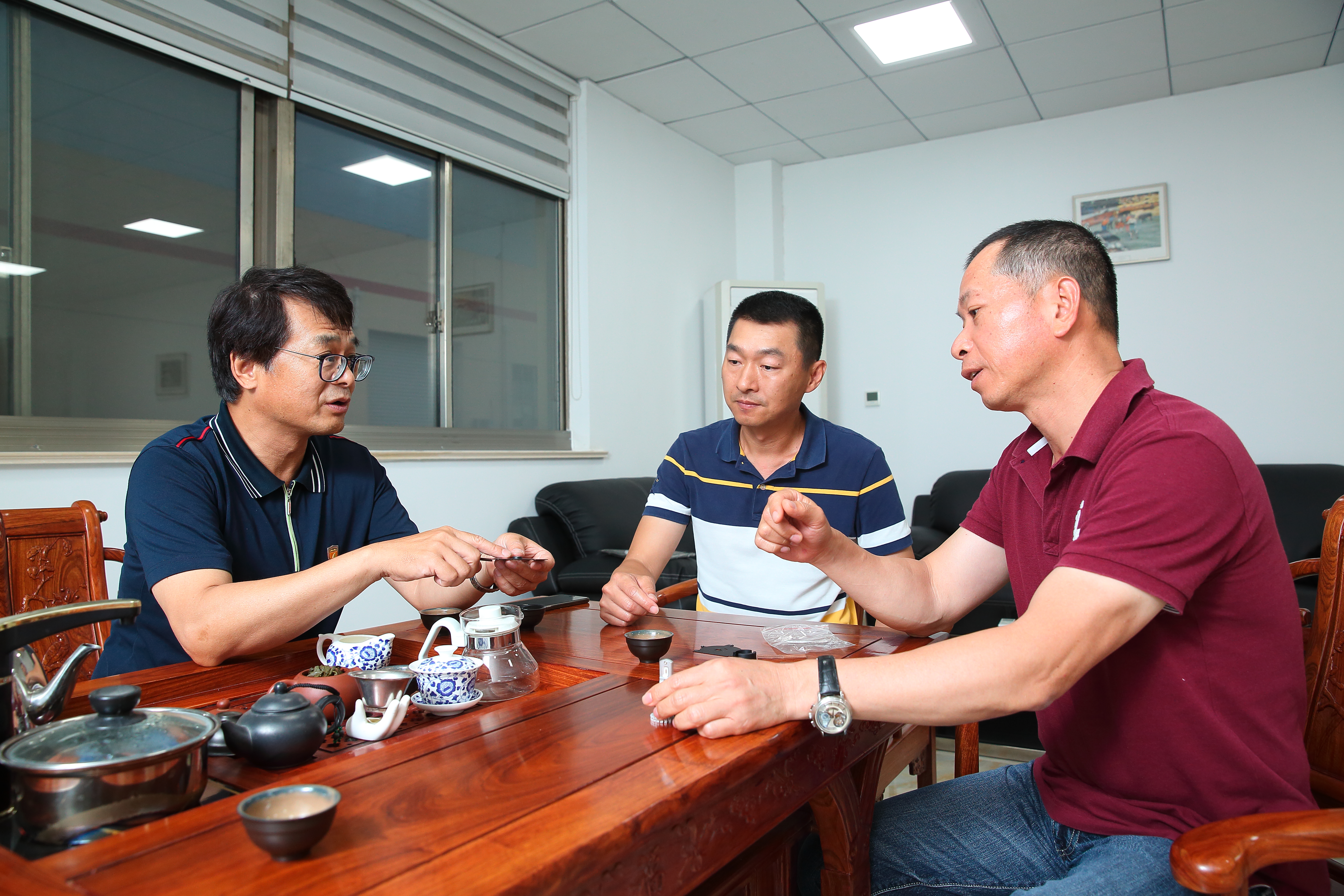 許振焜（左）四顧茅廬，網羅專精壓鑄與沖壓工藝的吳錦松（中）、林志昆（右）擔任總經理，讓安力國際在沖壓、壓鑄、切削工藝整合實力大增。