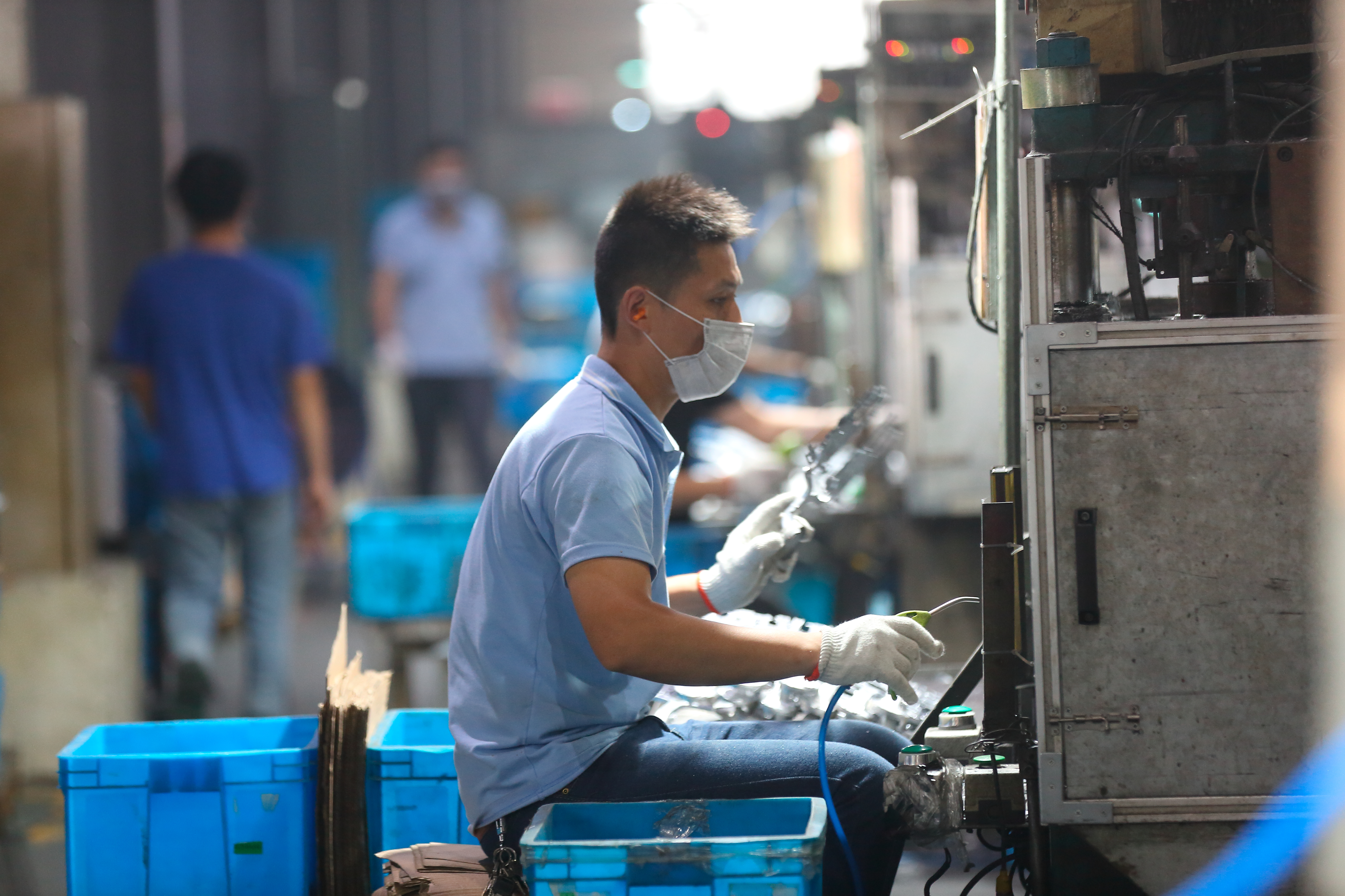 新力精密五金廠技術人員門檻高，大陸勞工薪資不斷上漲，拉高企業經營成本。