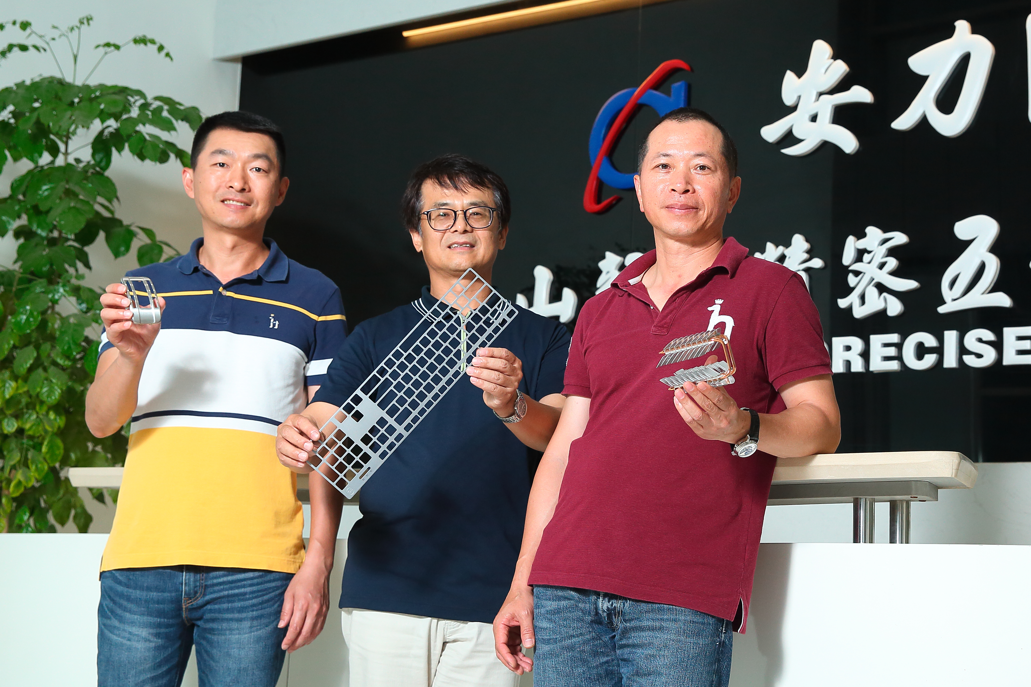 謙稱不懂技術的許振焜(中)識人惜才，網羅專精壓鑄與沖壓工藝的吳錦松(左)、林志昆(右)擔任總經理，組成鐵三角團隊。