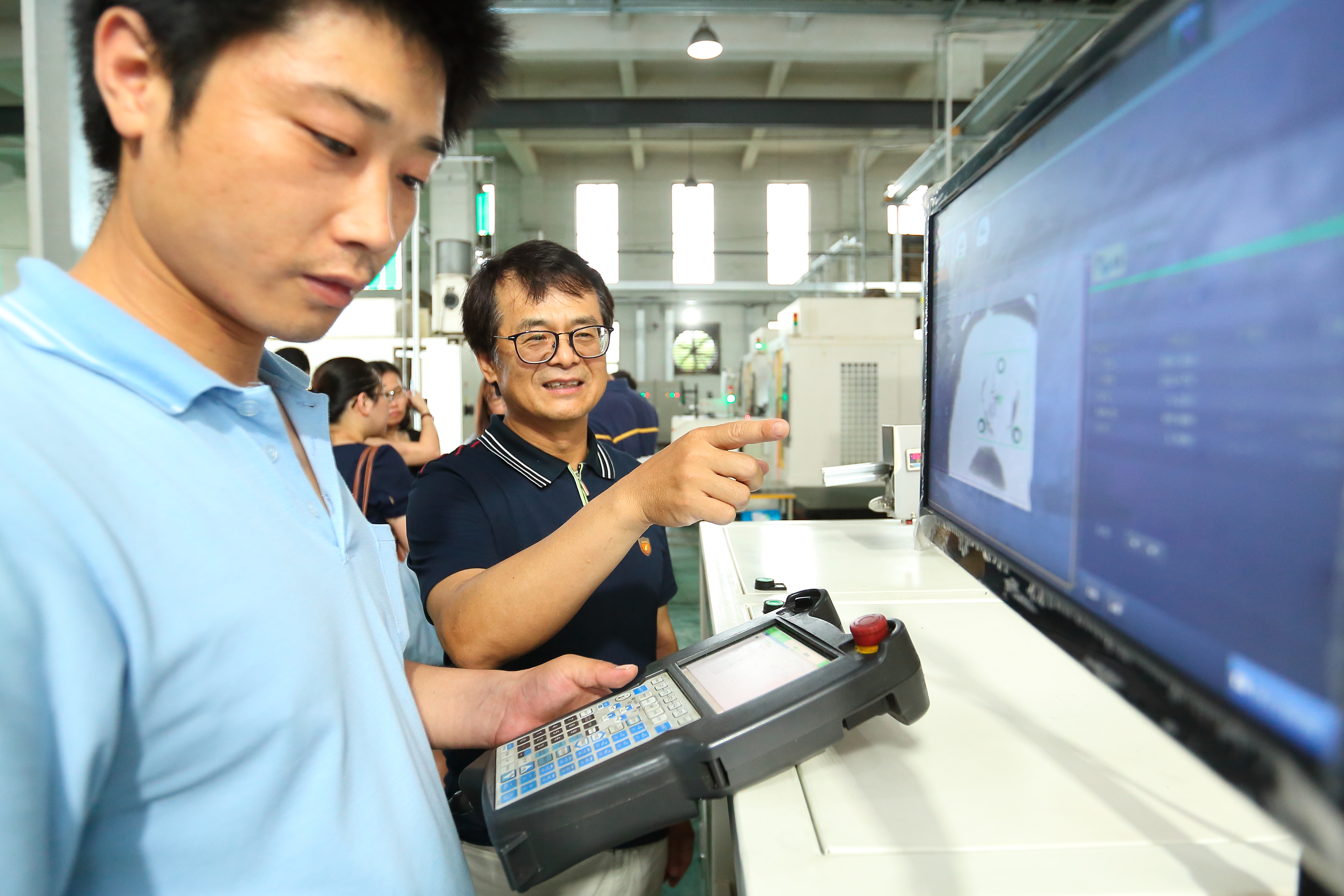 安力國際獨家開發一體成形散熱風扇模組，成為蘋果筆電指定供應商。