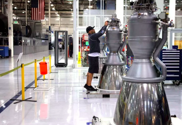 一名在Hawthorne 車間的SpaceX 工人。