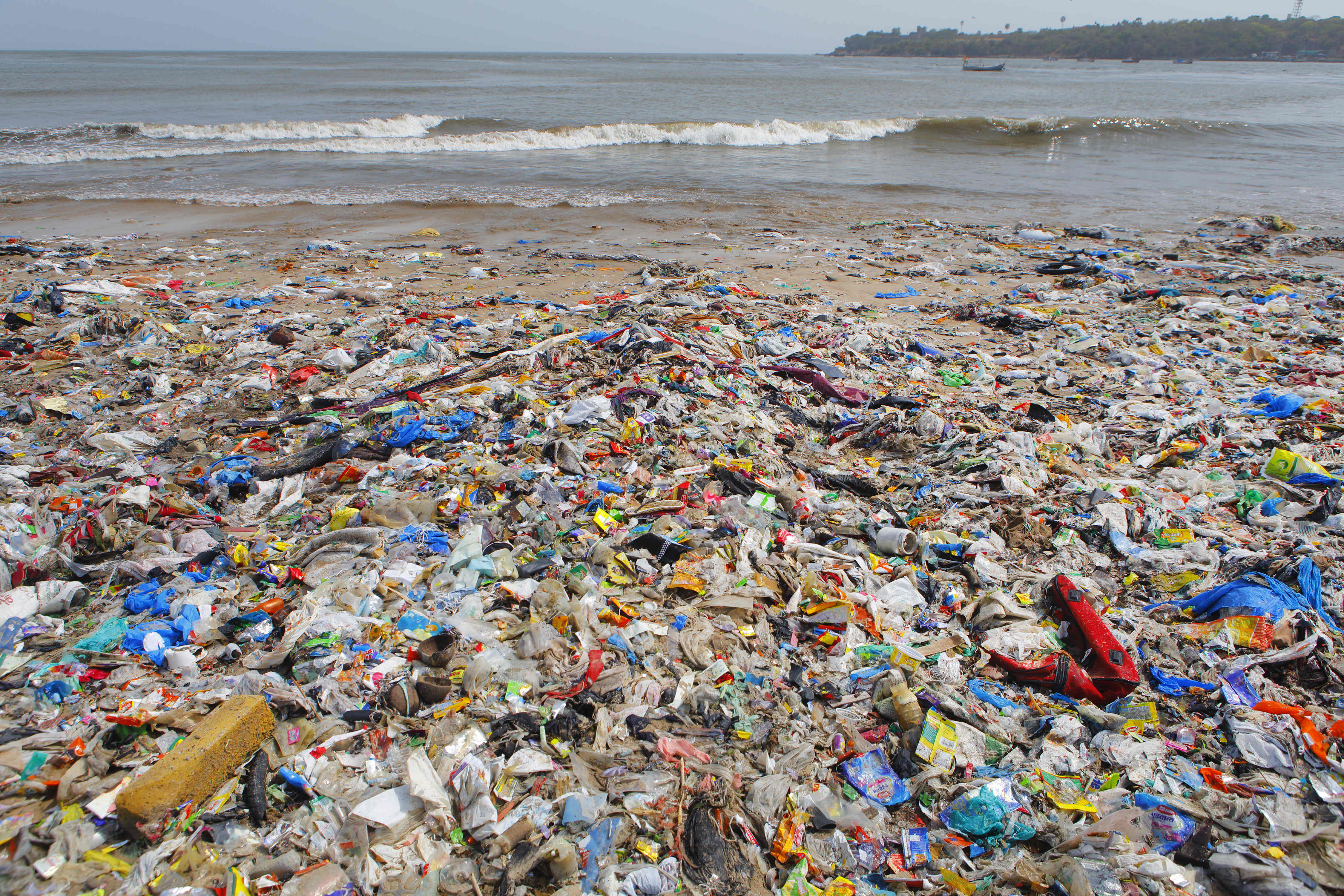 可拋棄式的餐飲用具如今成了地球難以拋棄的噩夢。圖為印度孟買海灘令人怵目驚心的垃圾。（東方IC）
