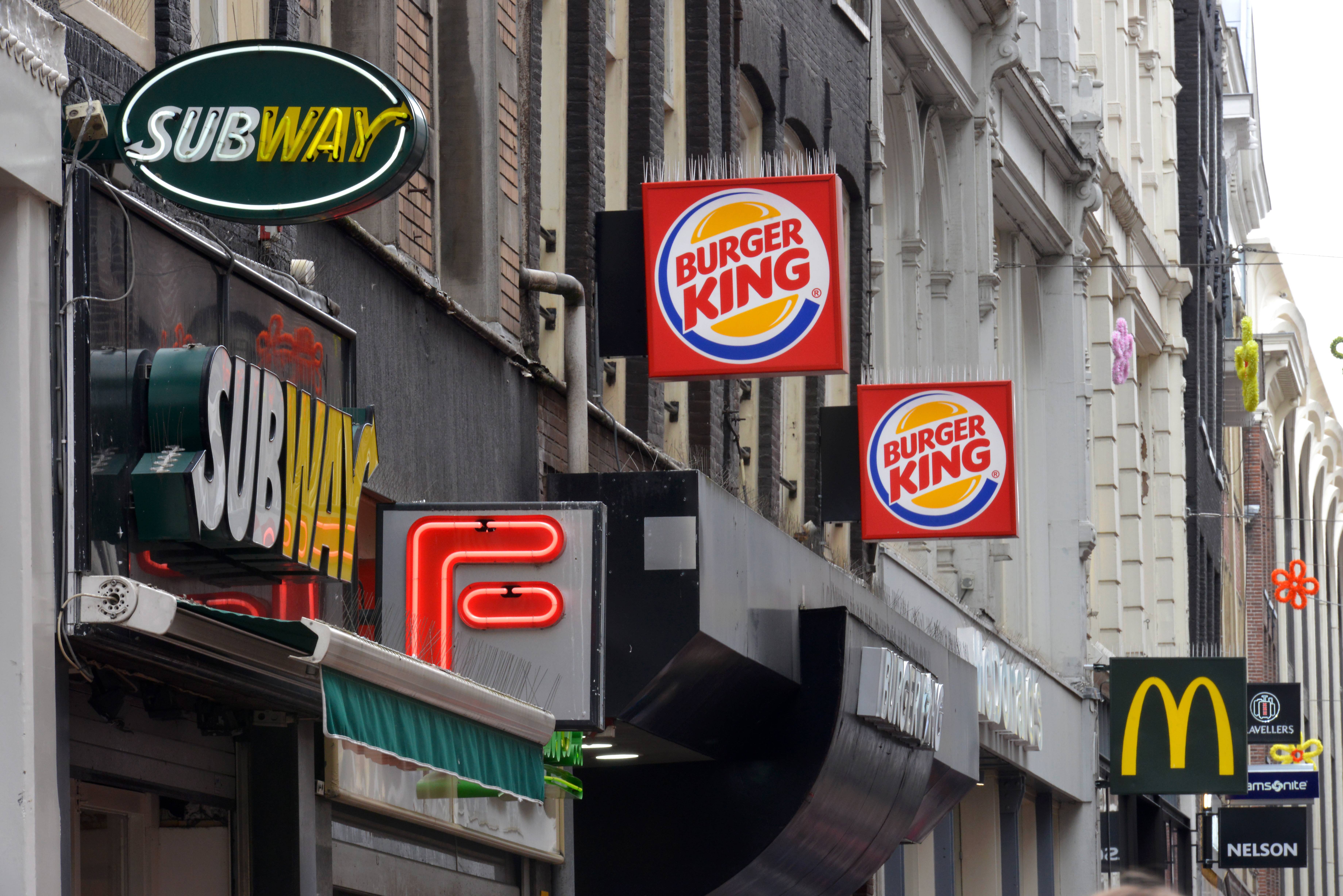 速食店林立的荷蘭阿姆斯特丹街頭。速食文化帶動了吸管和其他免洗餐具的興起。（東方IC）