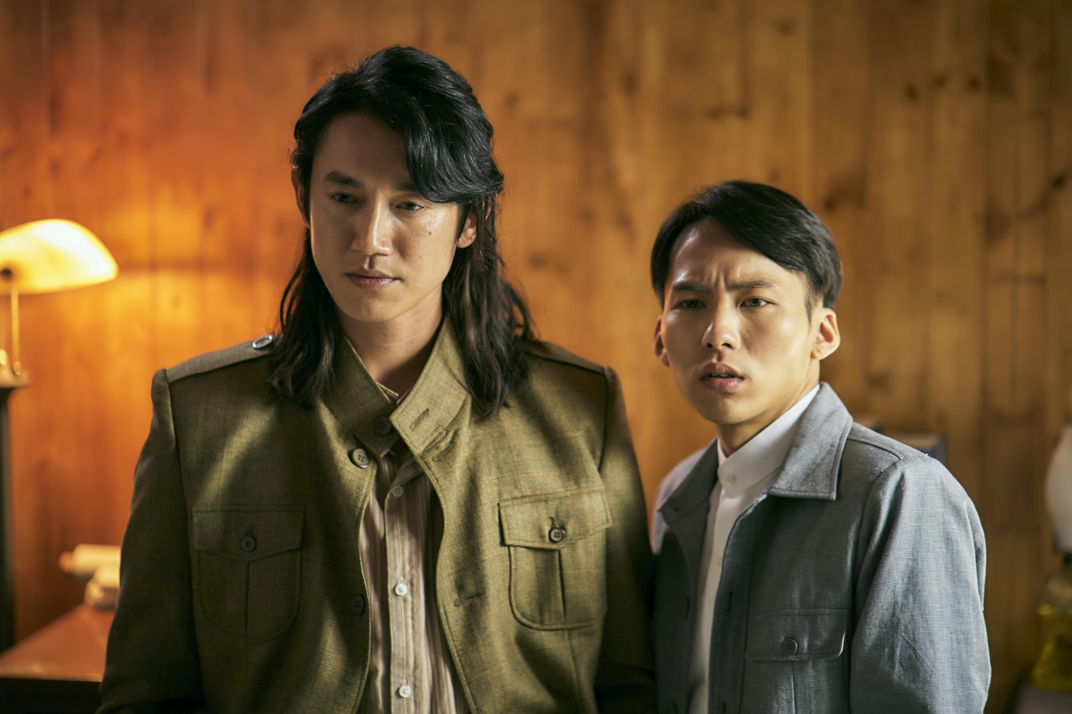 吳慷仁的浪子造型曝光,右為巫建和。(公視提供)