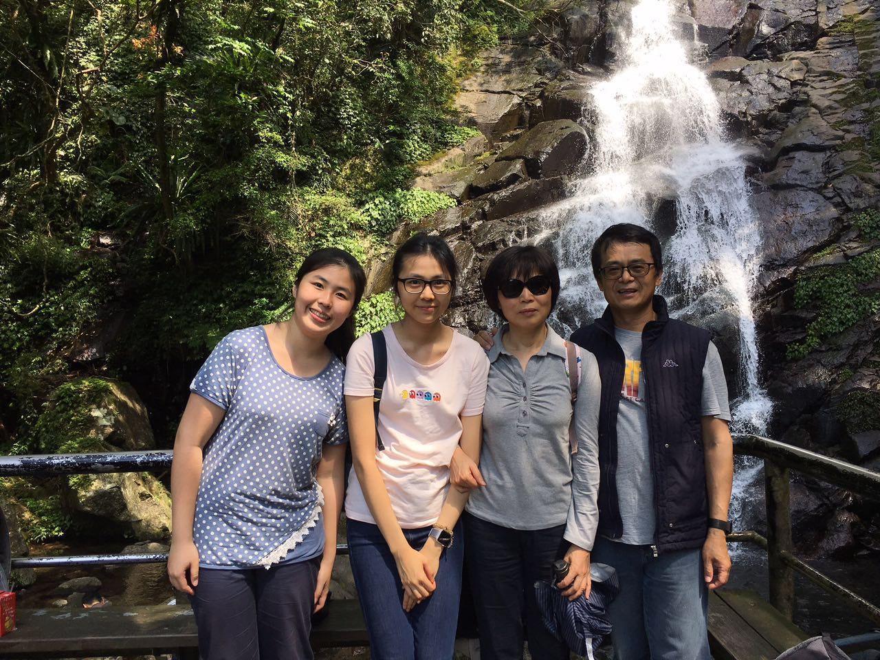為兼顧事業與家庭，許振焜每月往返兩岸，盡可能參與妻女的生活。