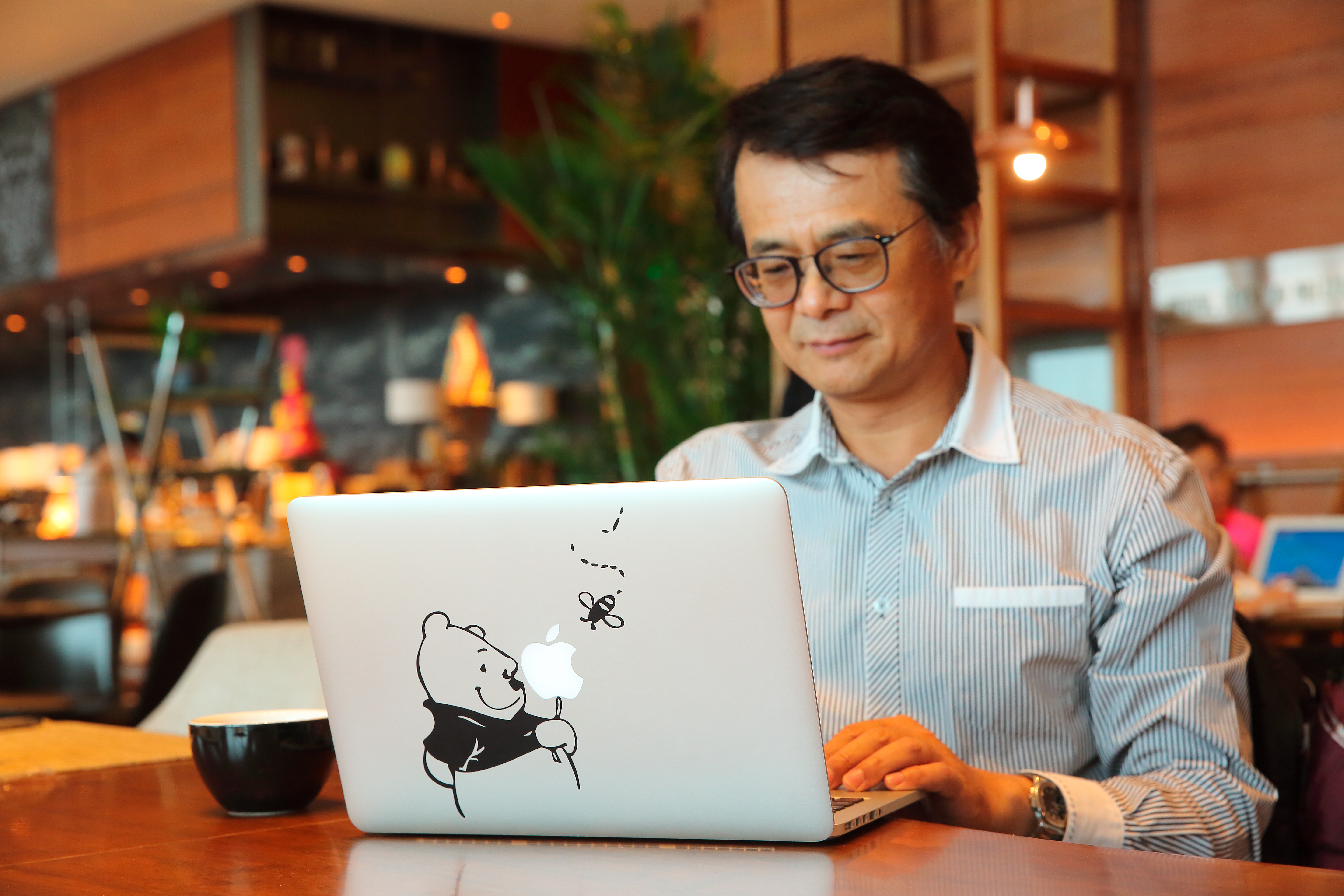 許振焜離鄉背井登陸打拚，隨身攜帶的蘋果筆電，有女兒挑選的小熊維尼貼紙裝飾，邊用邊想念家人，是無形的心靈支撐力量。