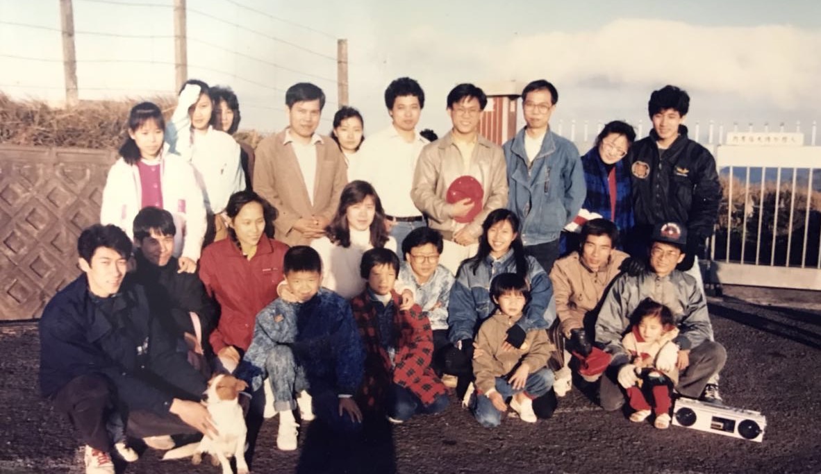 許振焜27歲第一次創業時,是和勝大彈簧3位同事合組安力彈簧,圖為股東家人共赴陽明山踏青,4人目前也是安力國際最大股東。(許振焜提供)