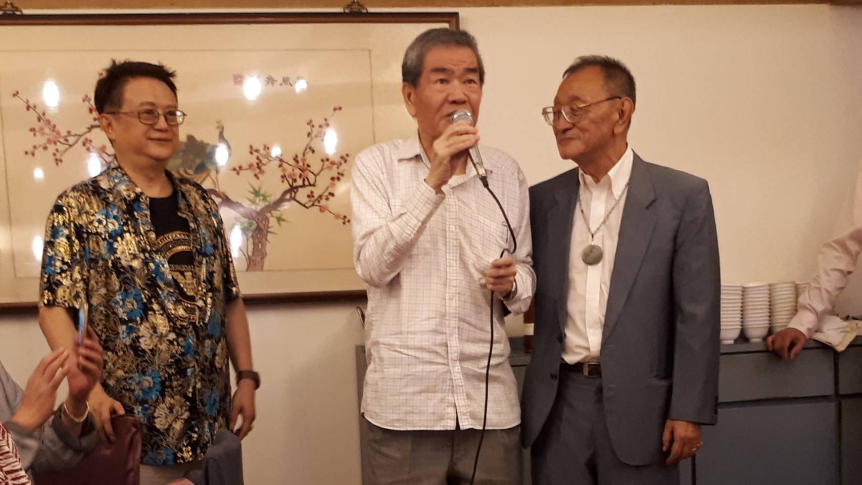 前竹聯幫幫主趙爾文(中)30日出席董念台的婚宴,並祝董早生貴子。