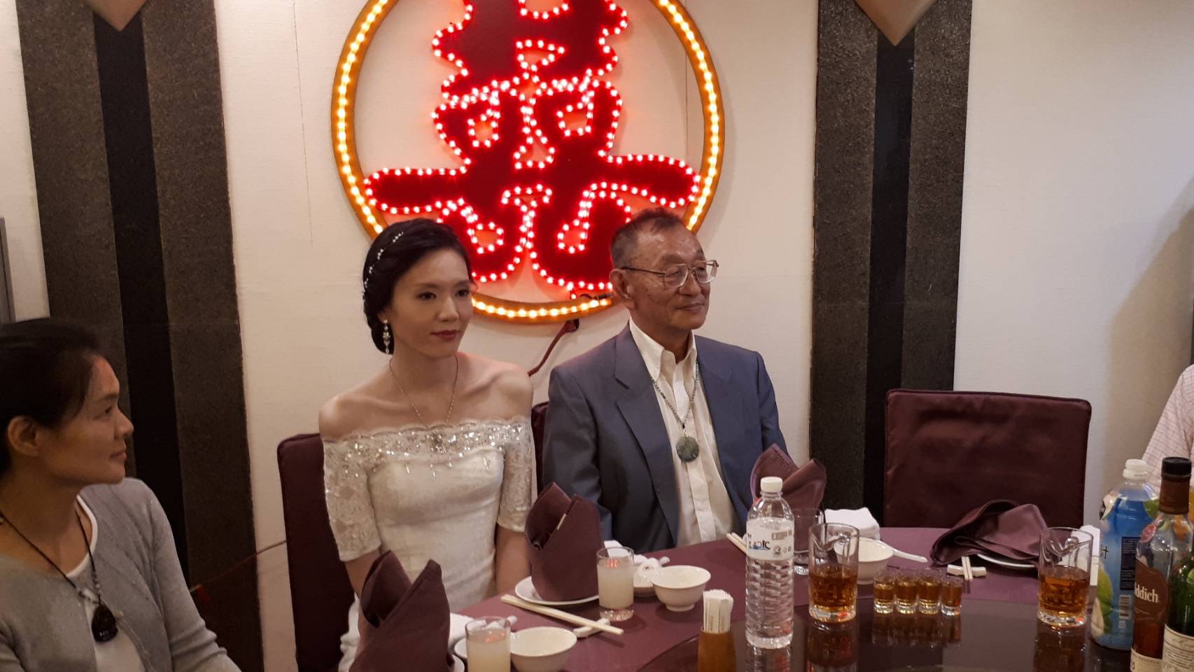 68歲的討債專家董念台30日晚間與35歲的嫩妻黃逸珊舉辦婚宴。