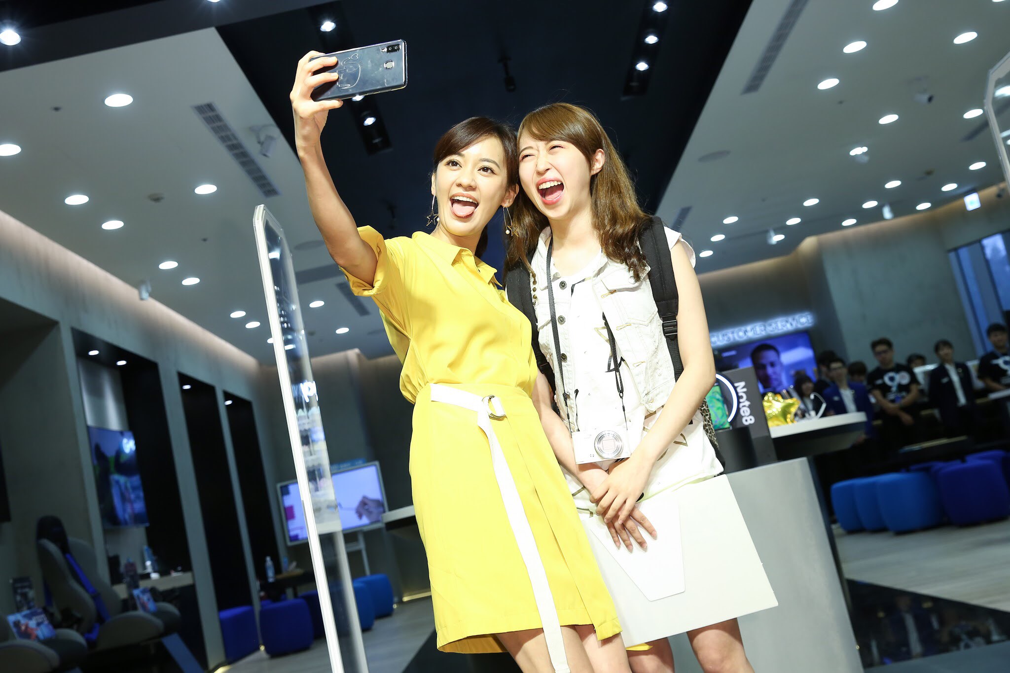 現場陳意涵與粉絲玩起自拍。