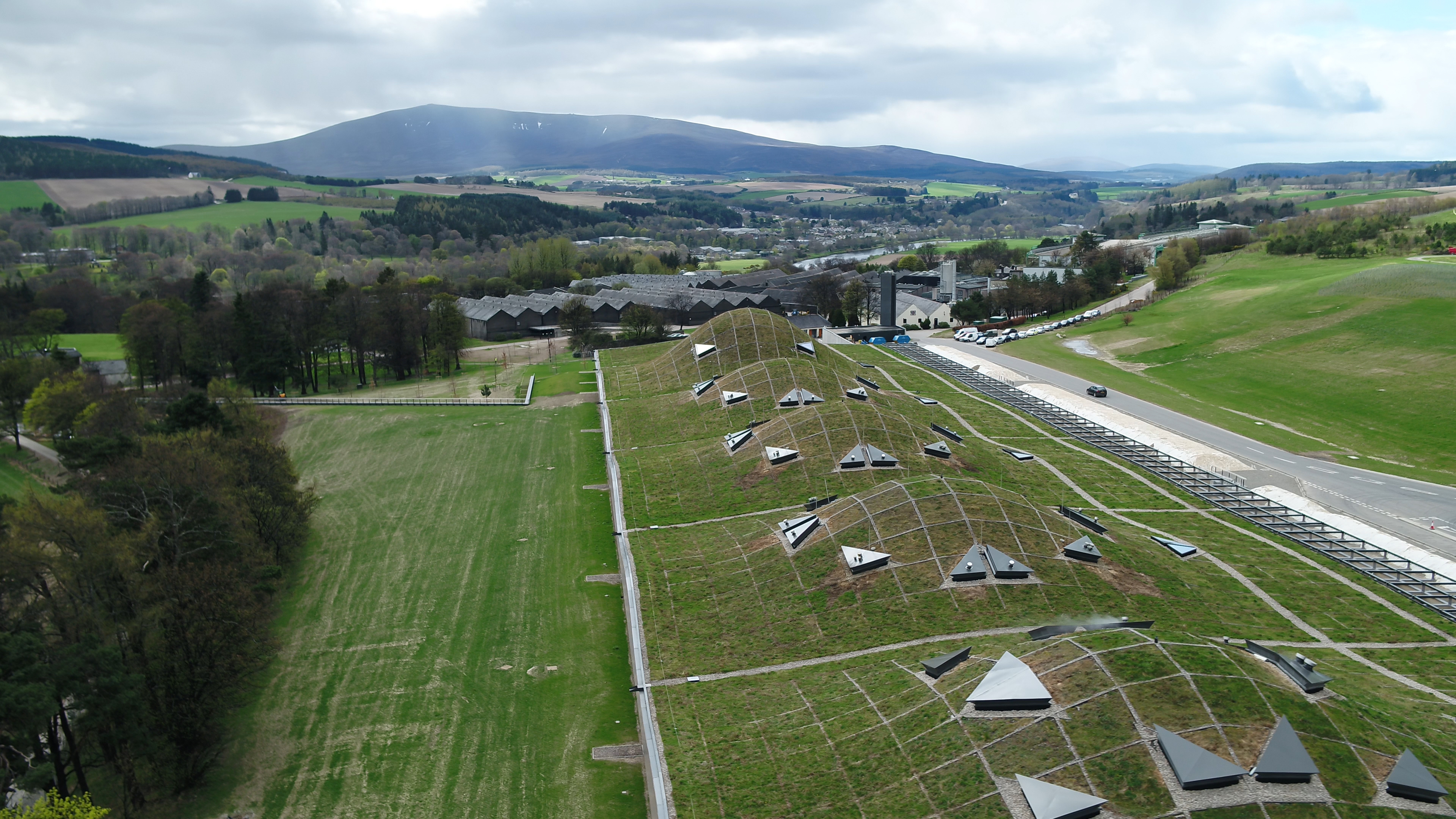 由英國知名建築事務所「Rogers Stirk Harbour＋Partners」操刀設計的麥卡倫新酒廠，屋頂鋪上草皮、開了天窗，與斯貝賽地景完全融合。