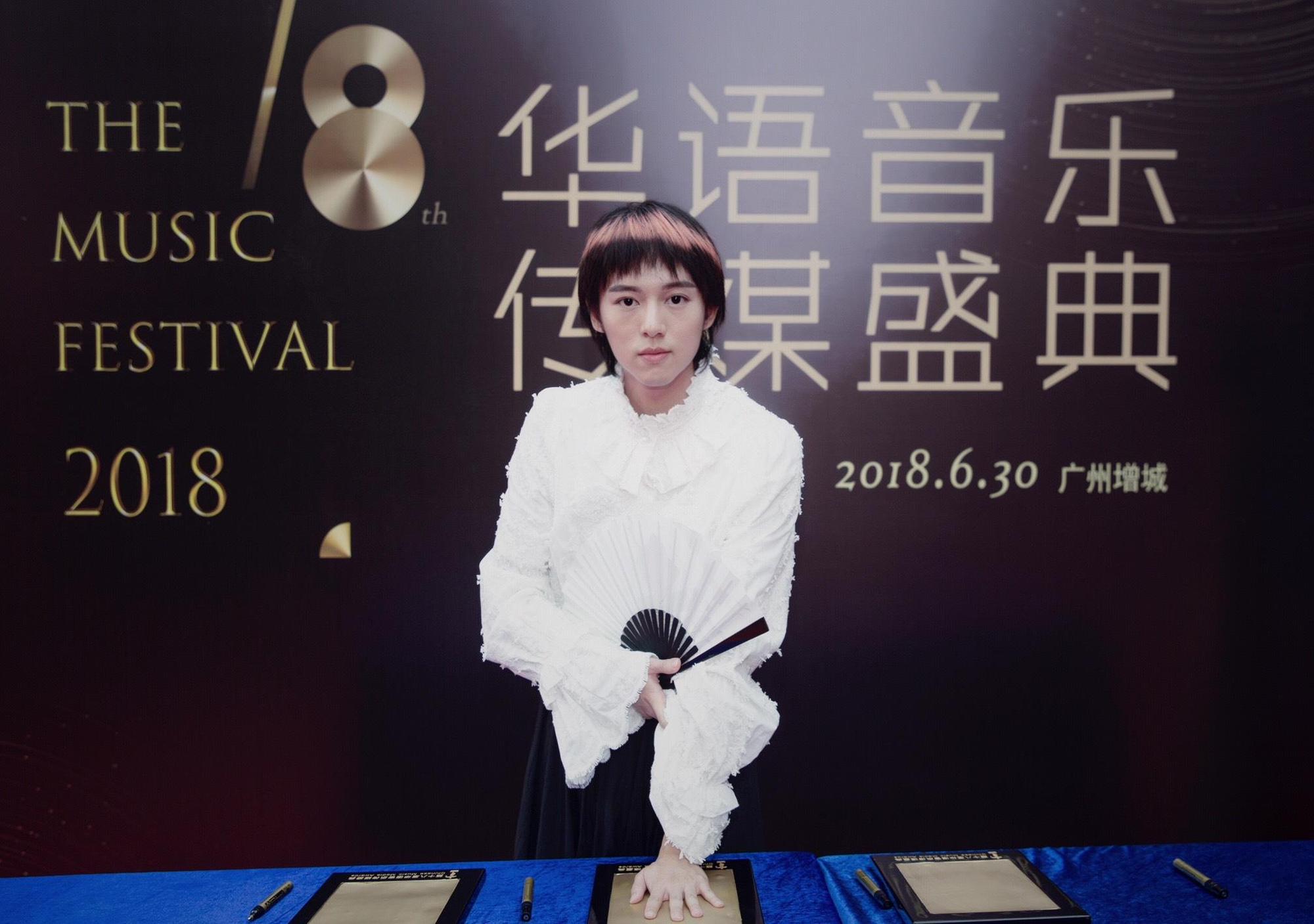 邱比第3張個人專輯《大放》榮獲第18屆華語音樂傳媒盛典，「年度電子藝人」的肯定。（ROKON 滾石電音提供）