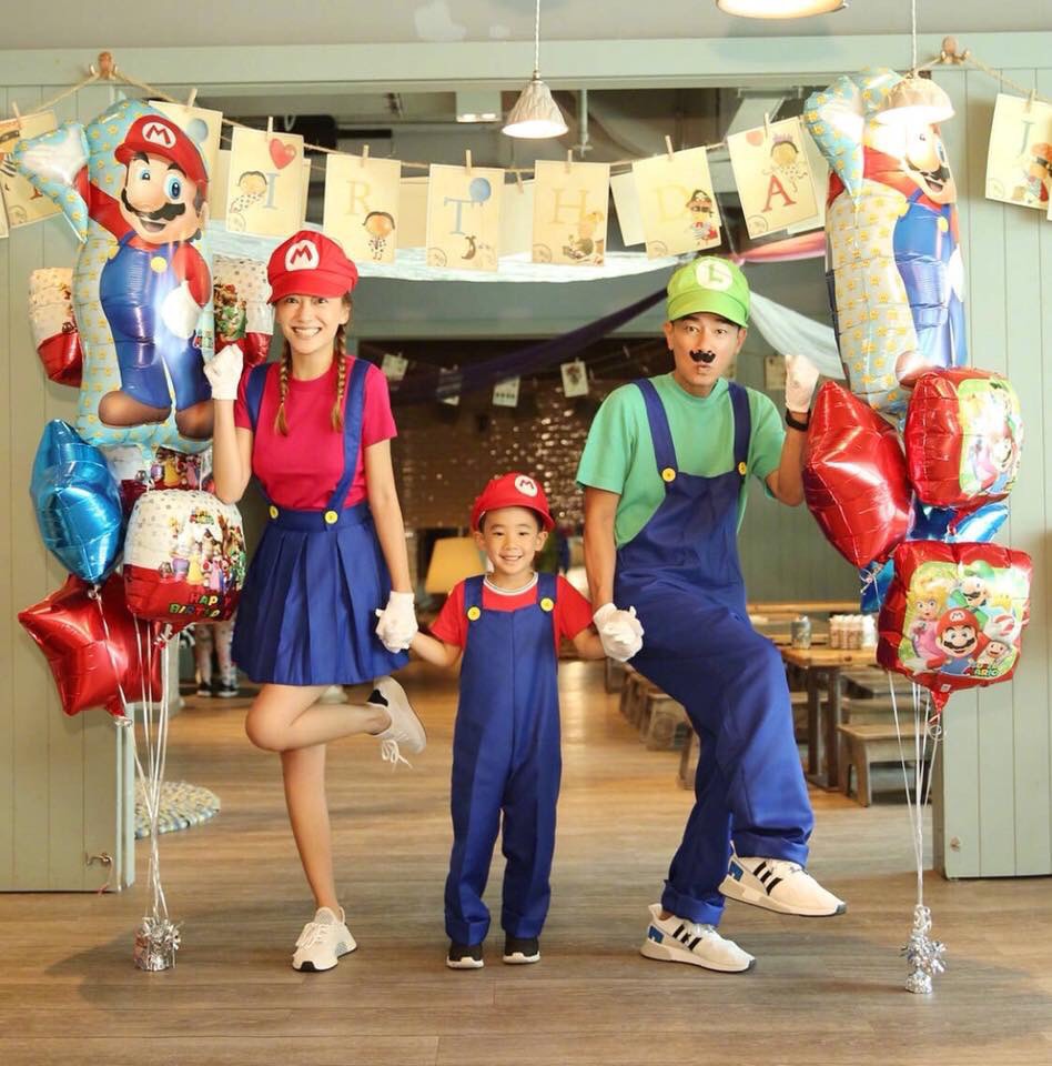 陳小春與應采兒為兒子Jasper慶祝5歲生日，一家三口打扮成電玩超級瑪莉裡的「瑪莉兄弟」的造型。（翻攝自陳小春微博）