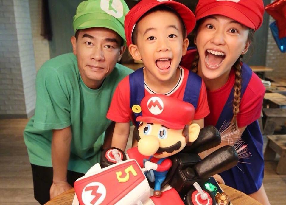 陳小春與應采兒為兒子Jasper慶祝5歲生日,一家三口打扮成電玩超級瑪莉裡的「瑪莉兄弟」的造型。(翻攝自陳小春微博)