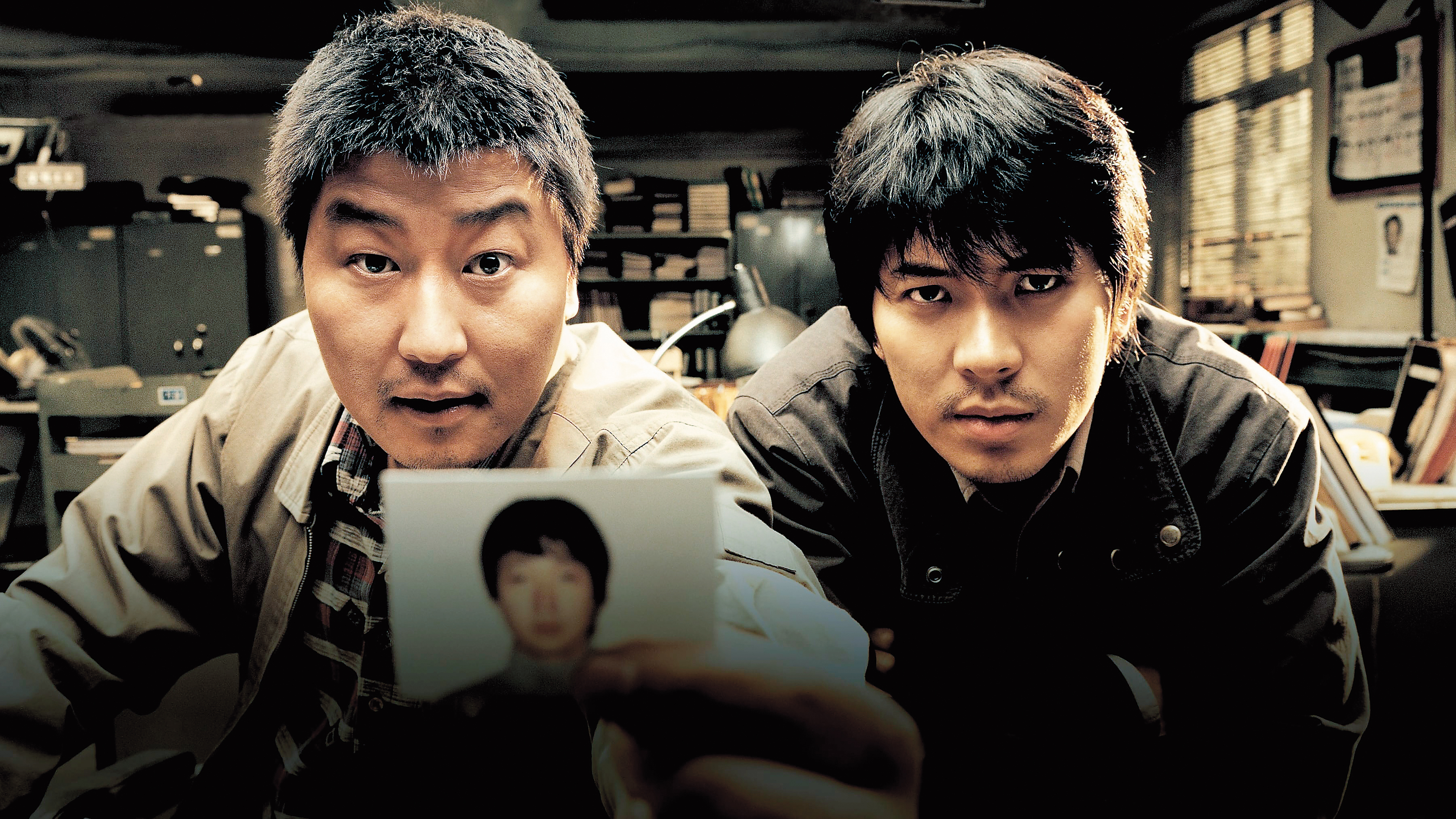 《殺人回憶》描述兩個作風截然不同的警察追查一件連環殺人案，因為辦案方式的迥異，兩人的關係也變得緊張。（車庫提供） 