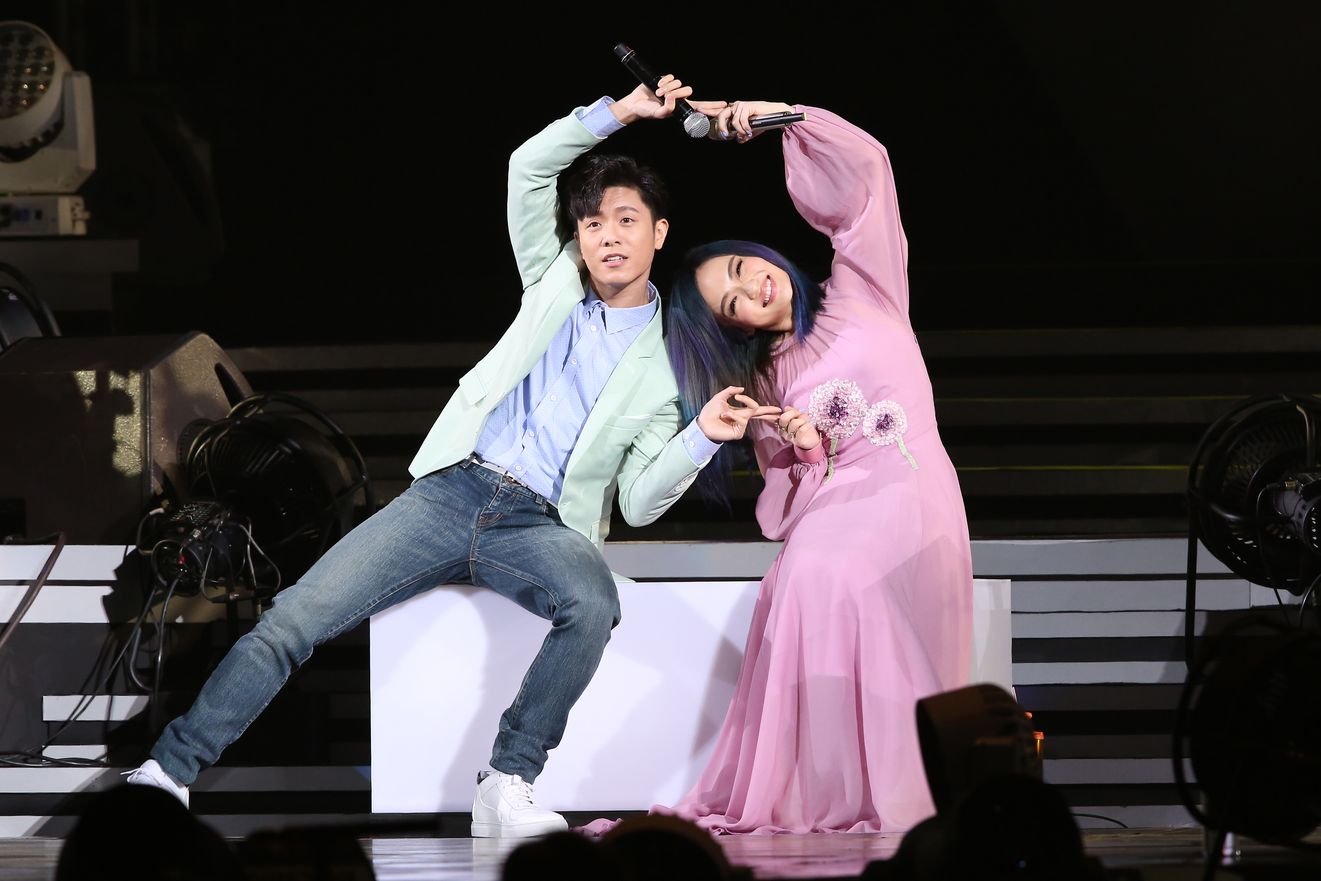 星光幫出身的徐佳瑩（右），演藝之路一帆風順，曾在演唱會「是日救星」邀請韋禮安擔任嘉賓。