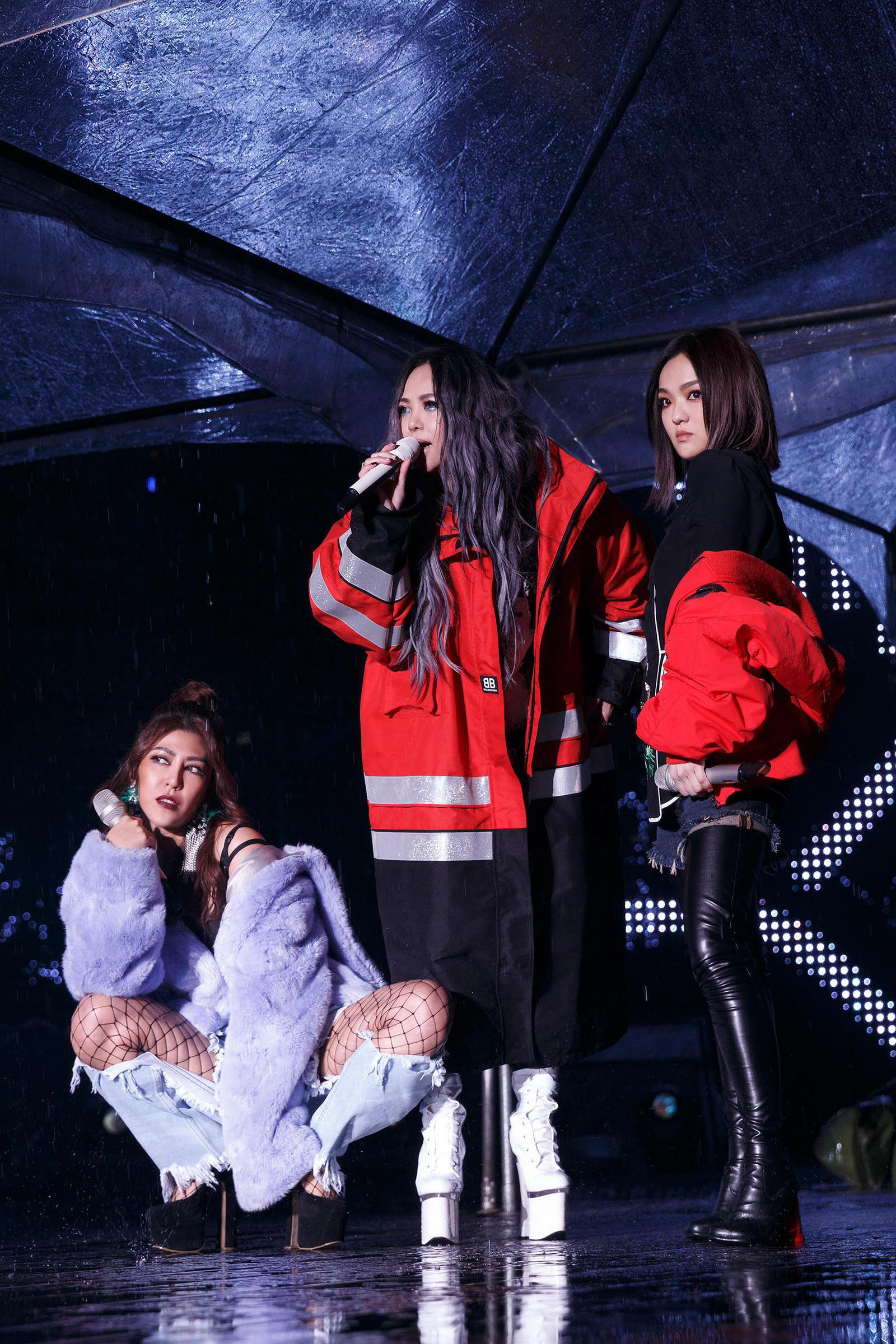 阿妹（中）新歌演唱會，邀到聯手創作及演唱〈傲嬌〉的艾怡良（左）、徐佳瑩一起造勢。（環球提供）