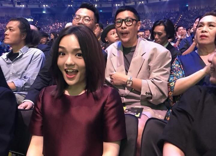 徐佳瑩開心封后,男友比爾賈(後排右) 也因MV被提名,可惜並未獲獎。(翻攝自台視)