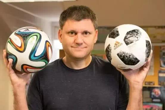 John Goff左手拿著Telstar 18,右手拿著Brazuca。